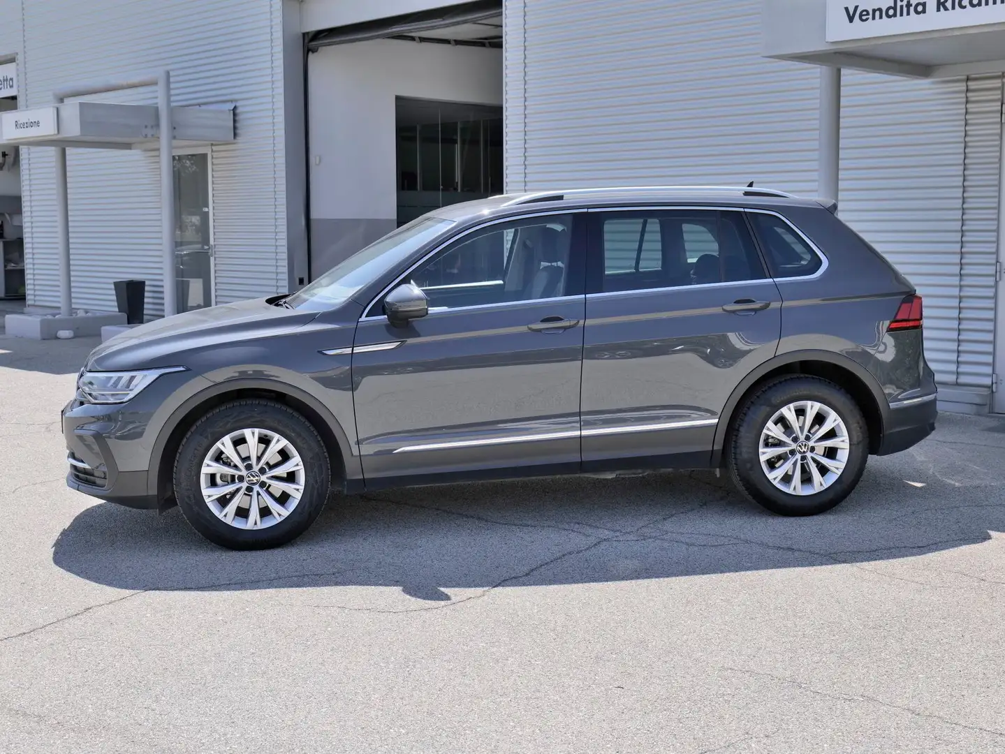 Volkswagen Tiguan 2.0 Tdi 150cv Life Dsg Grijs - 2