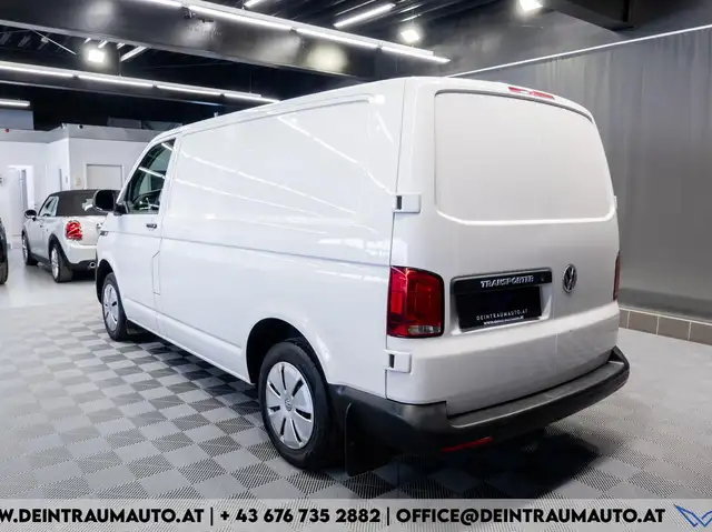 Volkswagen Transporter view 3
