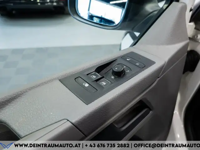 Volkswagen Transporter view 12