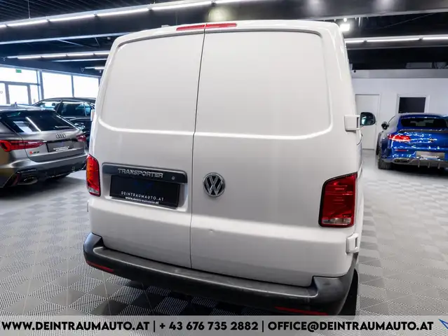 Volkswagen Transporter view 4
