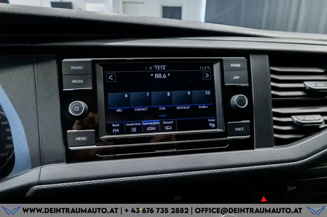 Volkswagen Transporter view 14