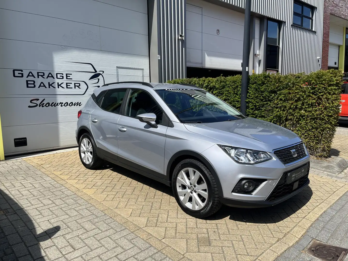 SEAT Arona 1.0 TSI Business Connect Automaat, Beats-Audio, St Grigio - 1