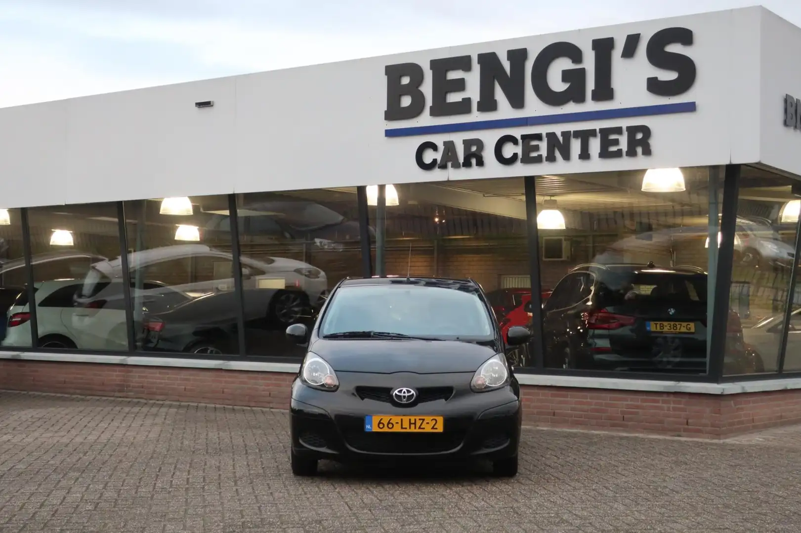 Toyota Aygo 1.0-12V Comfort AIRCO_ELE-RAMEN_NAP. Noir - 2