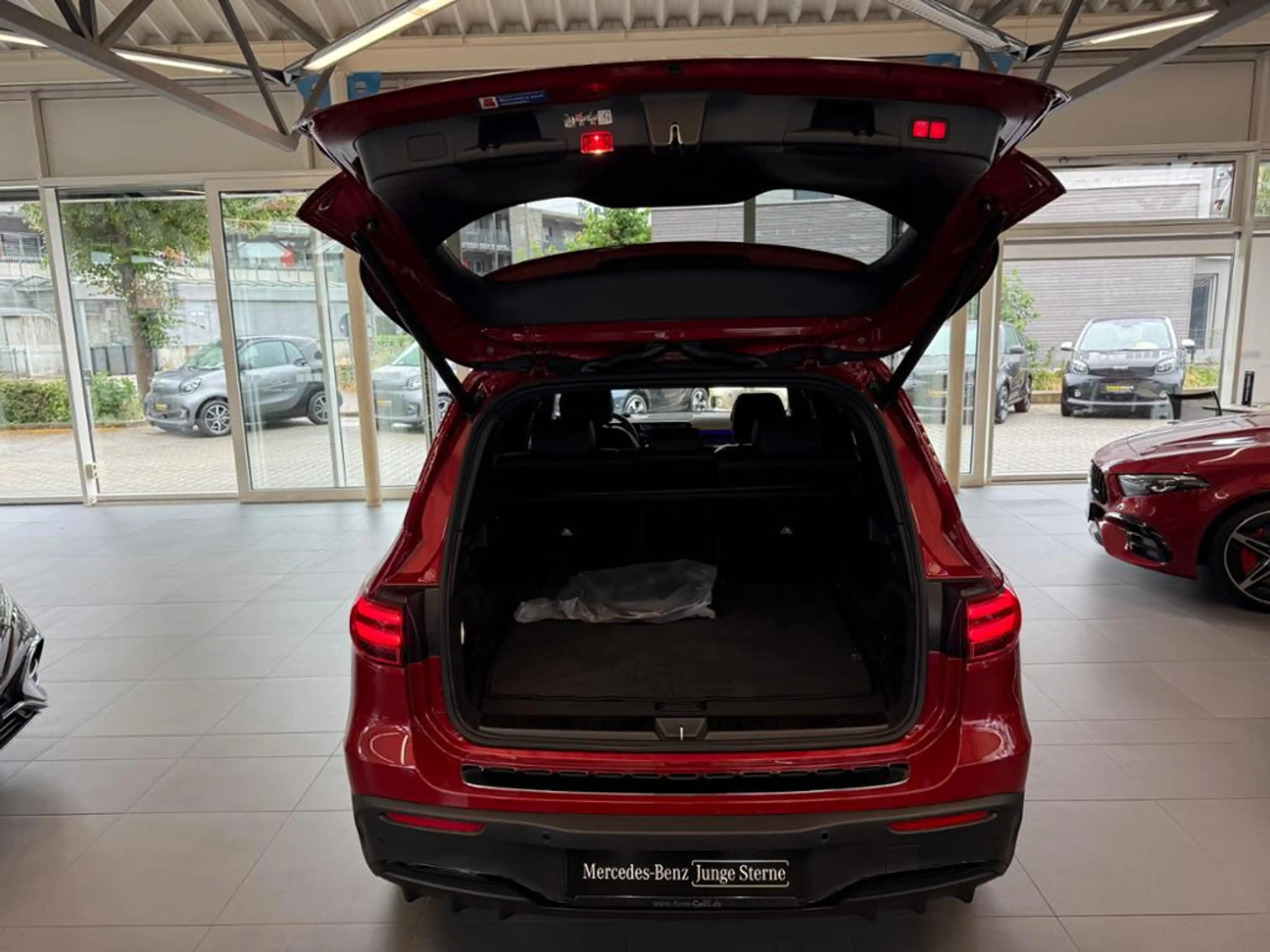 Mercedes-Benz EQB 250 + AMG Premium Leder 20 Zoll Burmester HuD — photo 9
