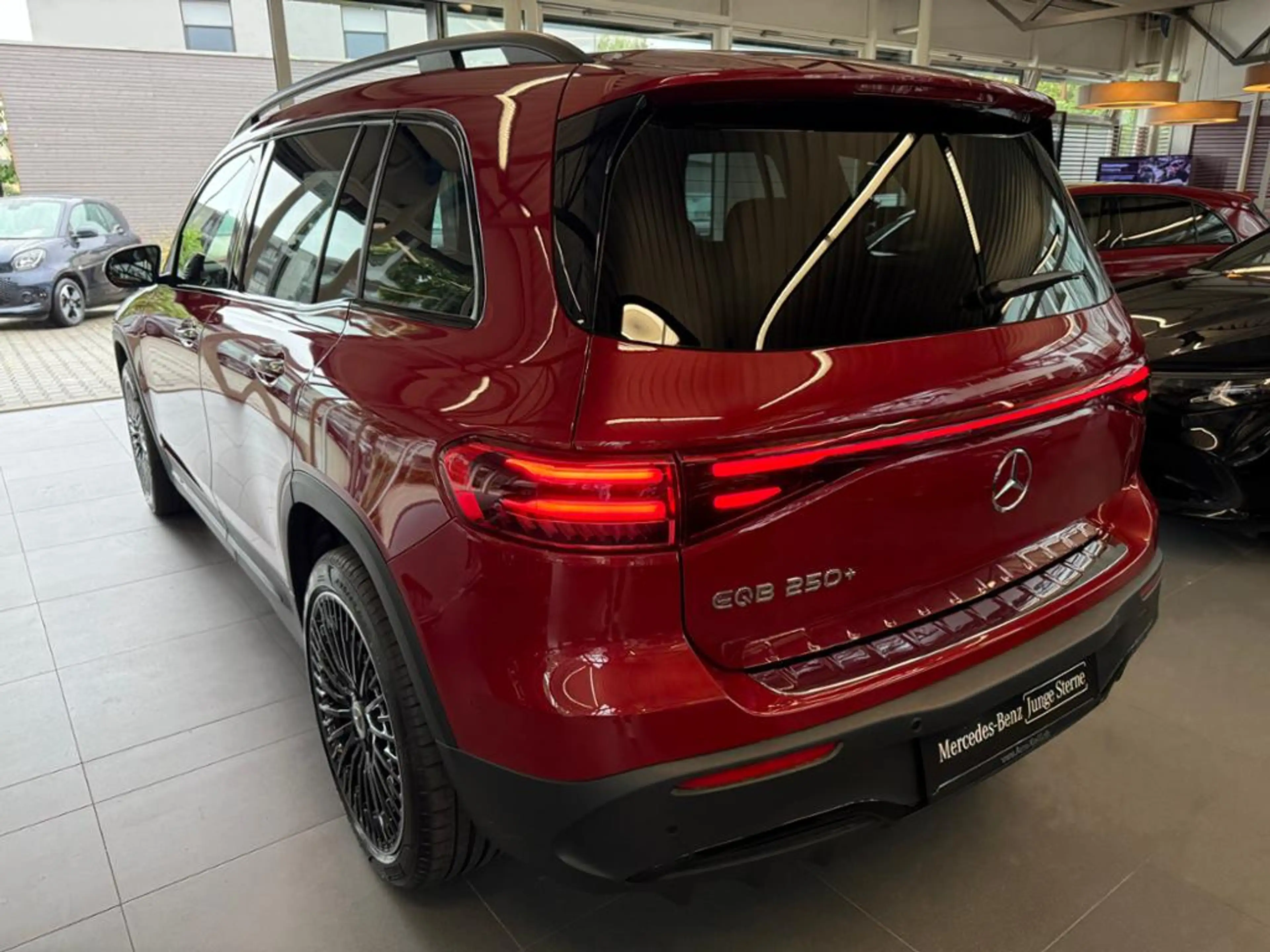 Mercedes-Benz EQB 250 + AMG Premium Leder 20 Zoll Burmester HuD — photo 6