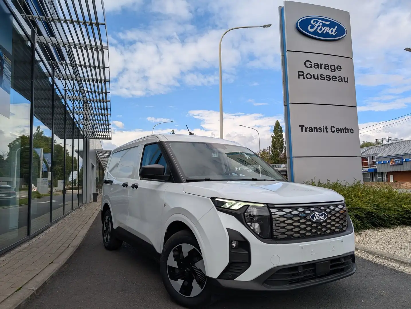 Ford Transit Courier Trend 43 kWh - 287 km (423km en ville) d'autonomie Blanc - 1