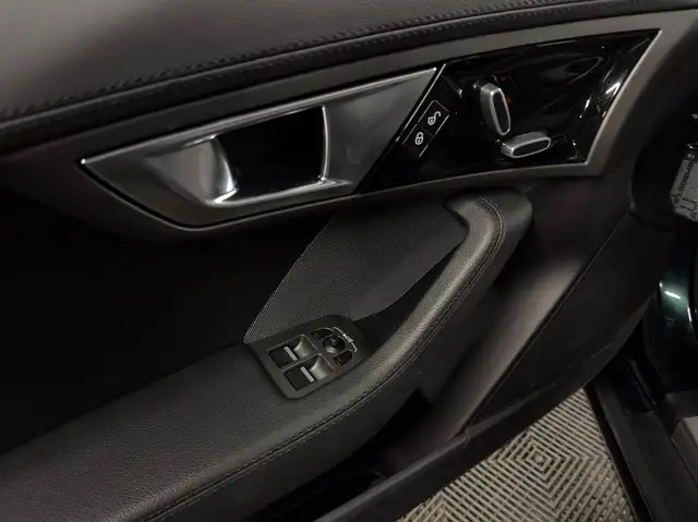 Jaguar F-Type view 11