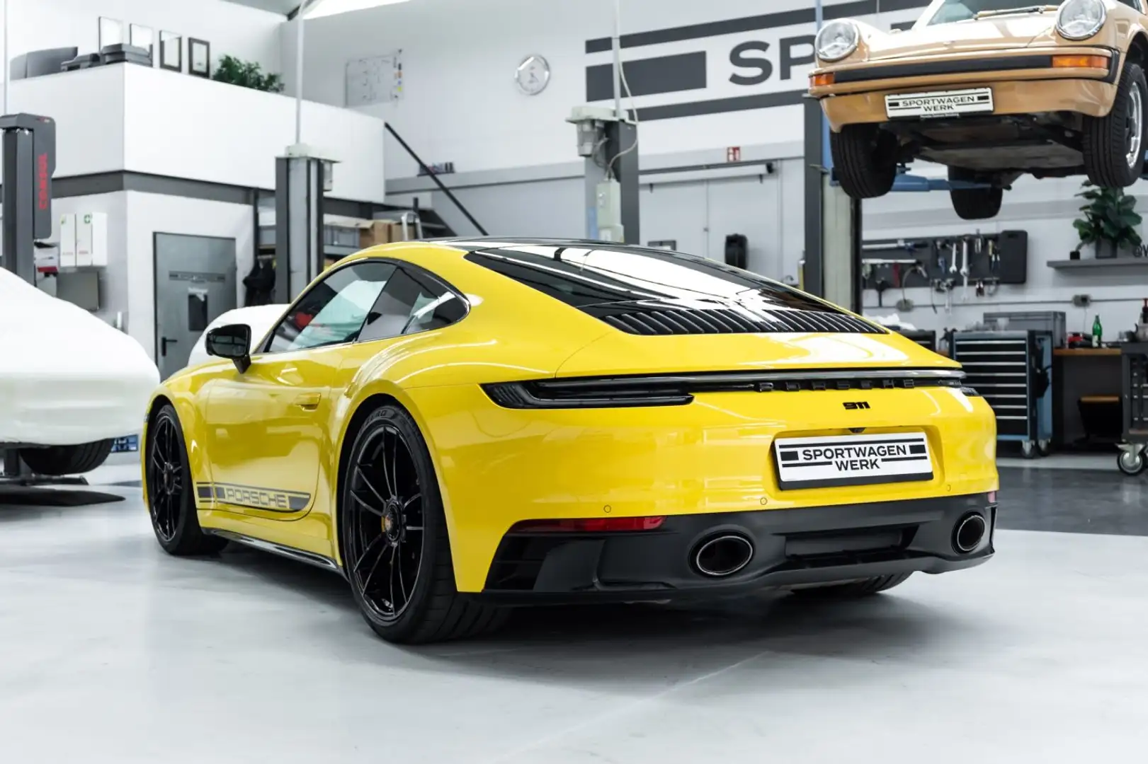 Porsche 992 911 Carrera GTS I PCCB I PDLS+ I Bose I 1. Hand Gelb - 2