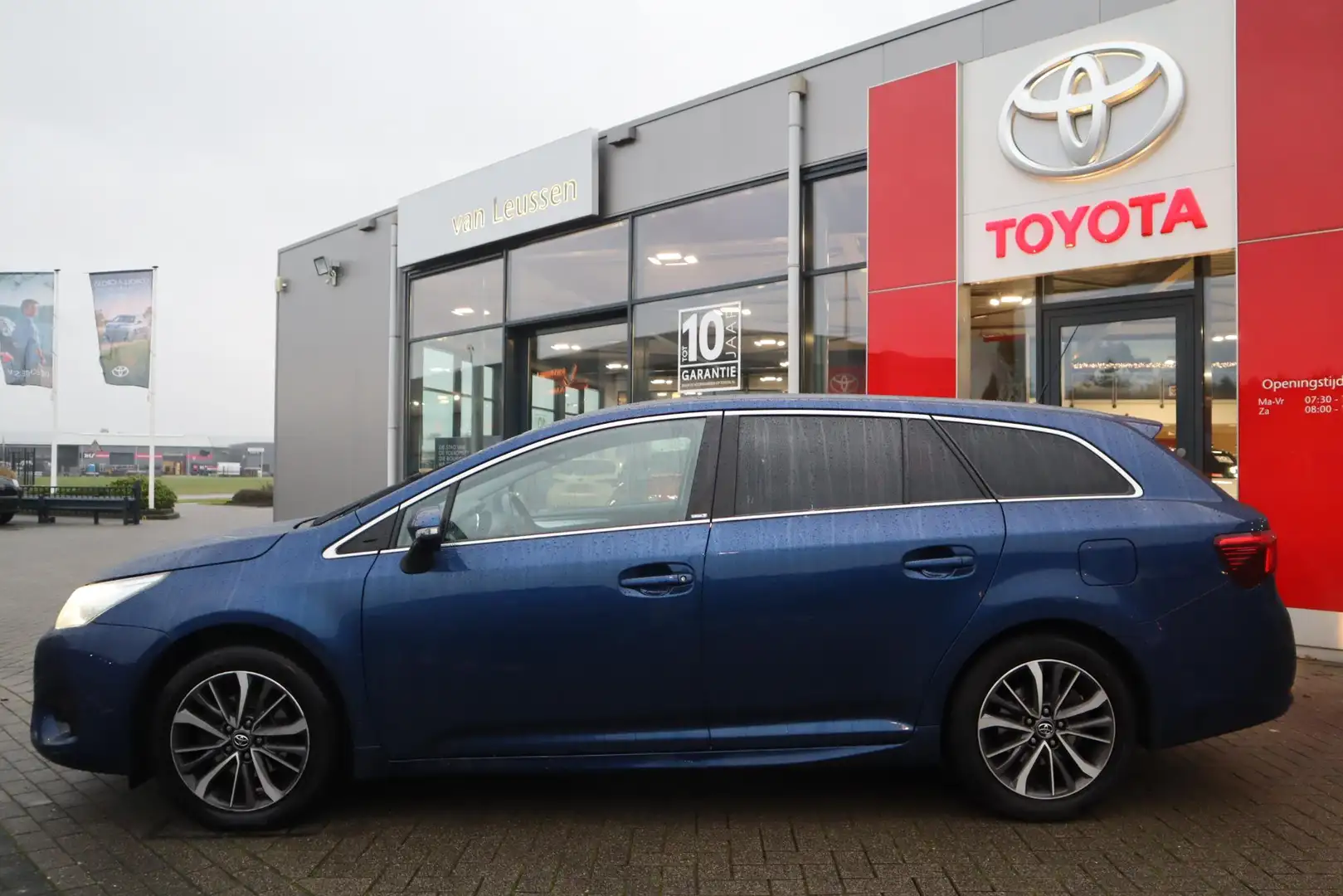 Toyota Avensis Touring Sports 1.8 VVT-i DYNAMIC AUTOMAAT NAVI KEY Blauw - 2