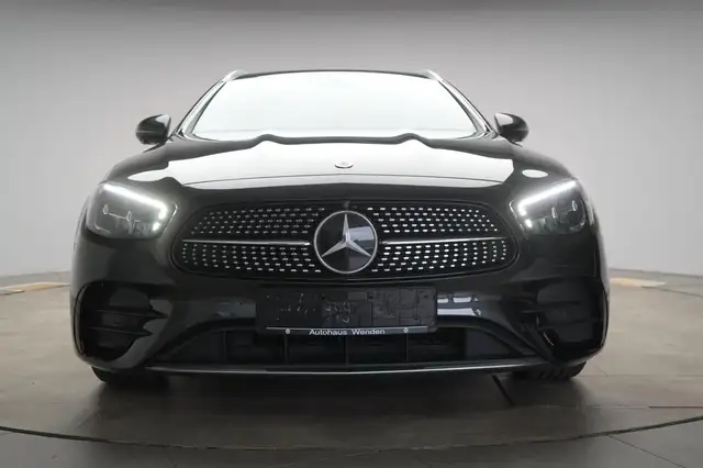 Mercedes-Benz 300 view 2