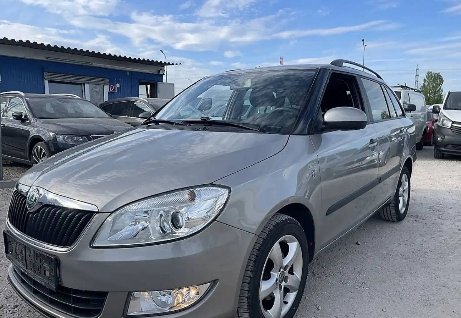 Skoda Fabia Combi Family+ 1,6 TDI DPF Grau - 2