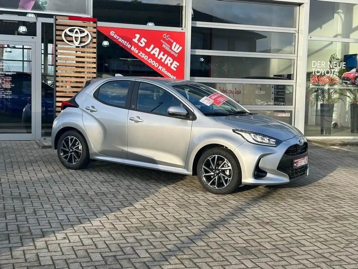 Toyota Yaris Hybrid Team D Comfort Paket LED ACC Apple CarPlay Silber - 2