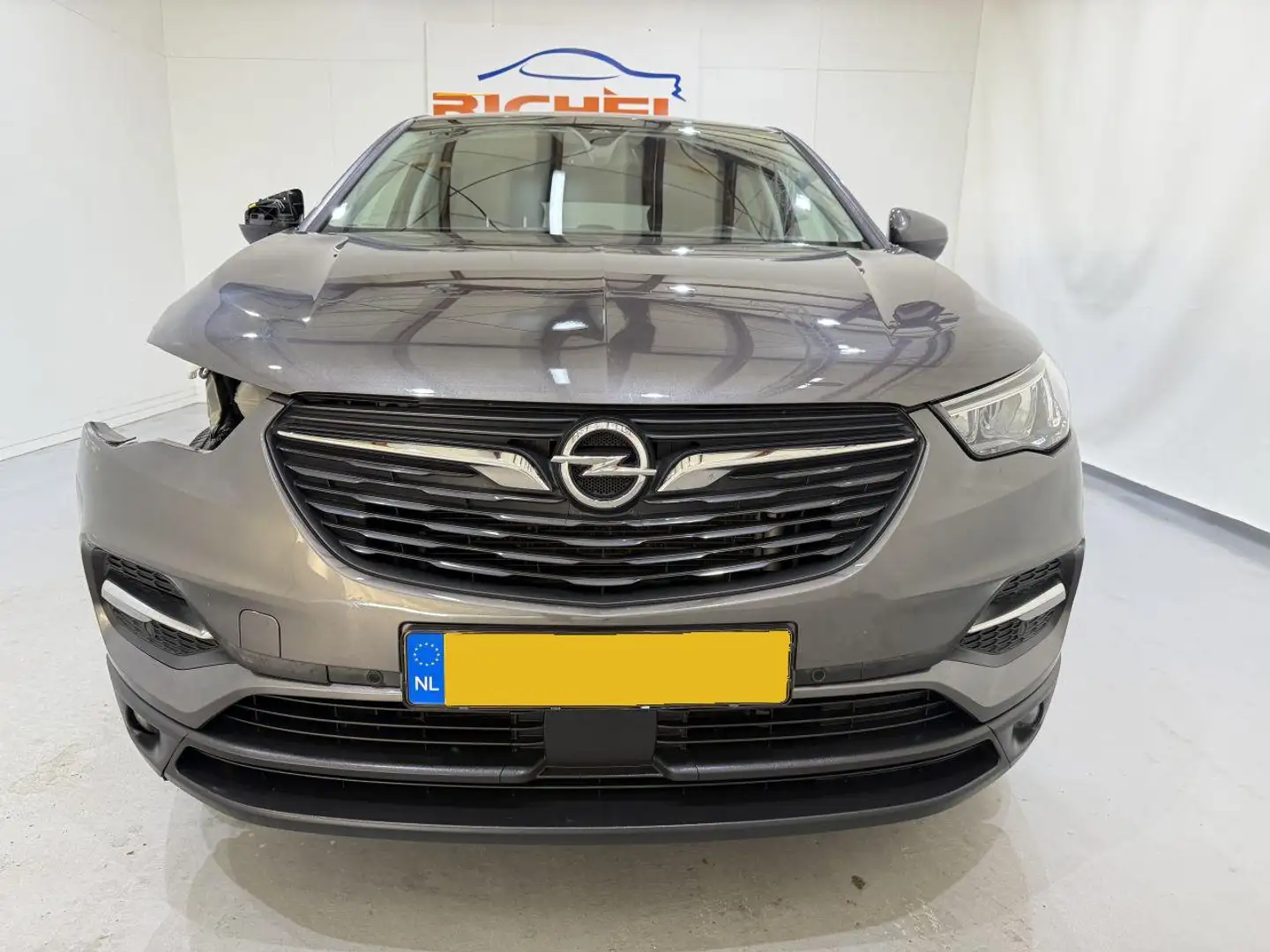 Opel Grandland X 1.2T Business Exe Automaat Grijs - 2