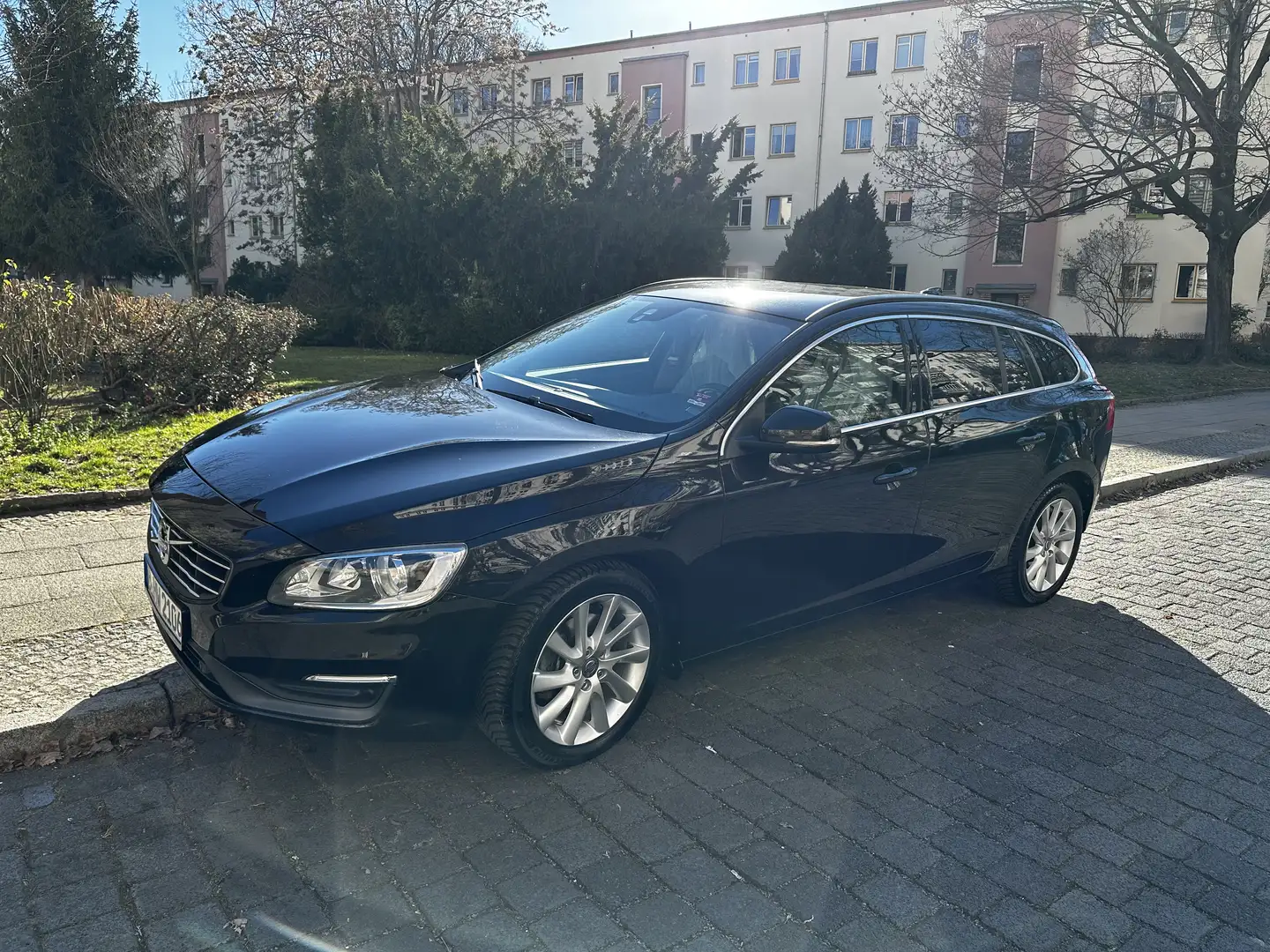 Volvo V60 Momentum Schwarz - 1