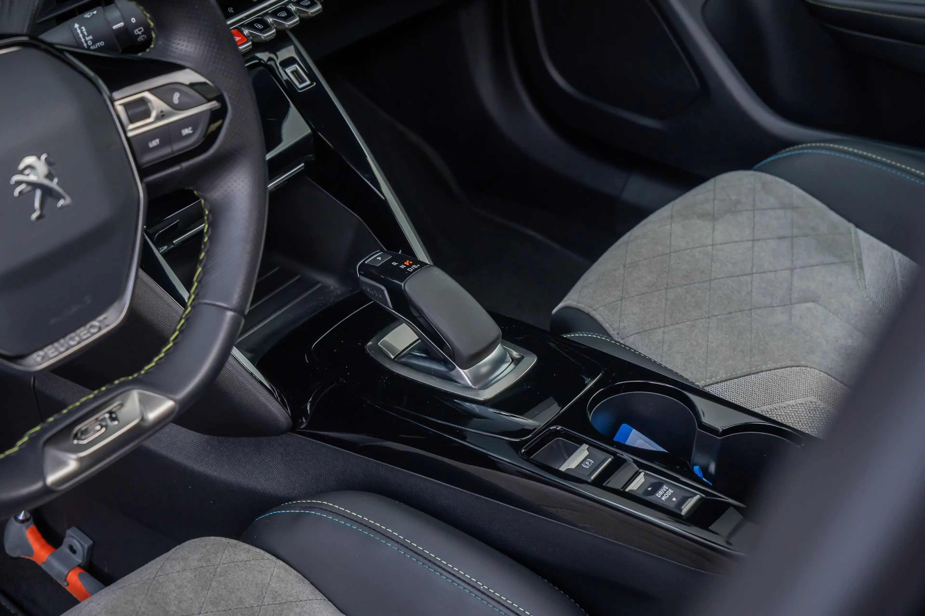 Peugeot e-2008 EV GT Pack 50 kWh | (Elektrisch) panorama-dak | Cr — photo 25