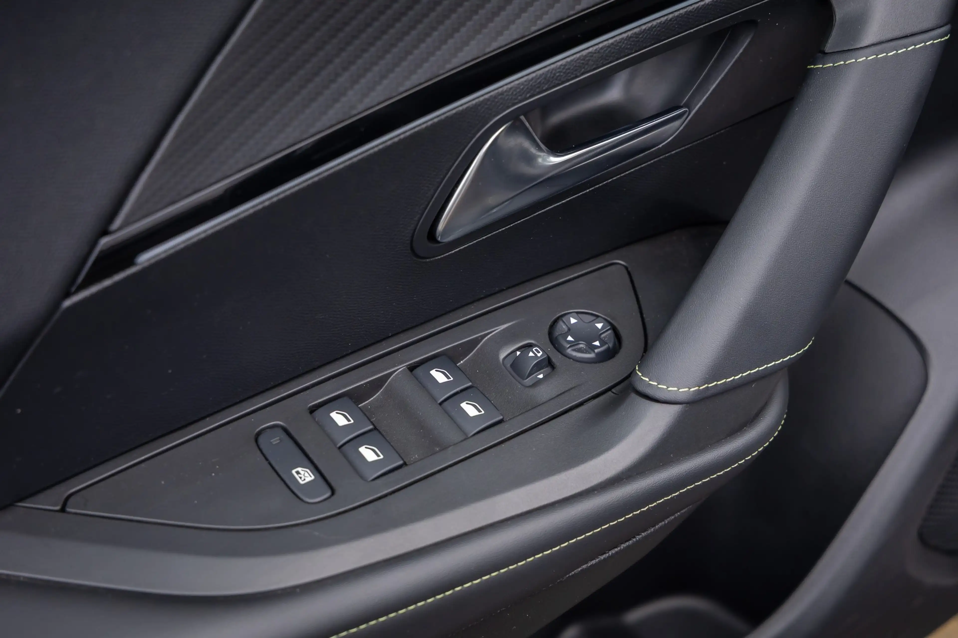 Peugeot e-2008 EV GT Pack 50 kWh | (Elektrisch) panorama-dak | Cr — photo 23
