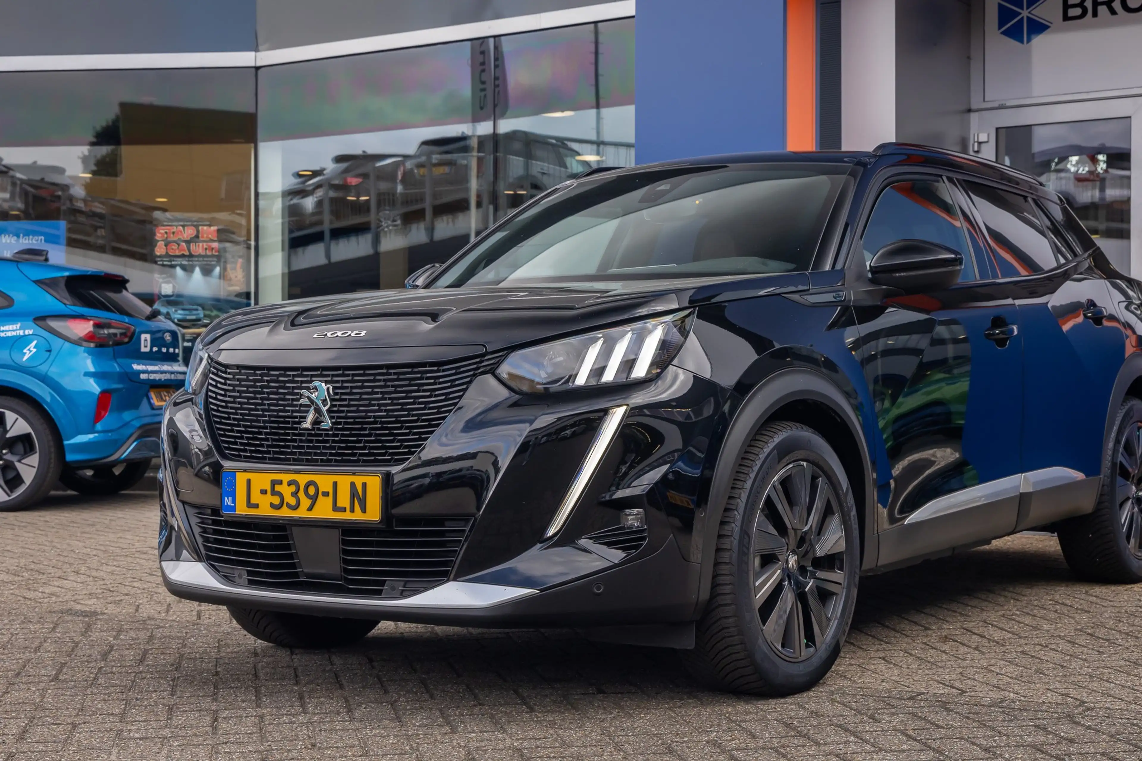 Peugeot e-2008 EV GT Pack 50 kWh | (Elektrisch) panorama-dak | Cr — photo 4