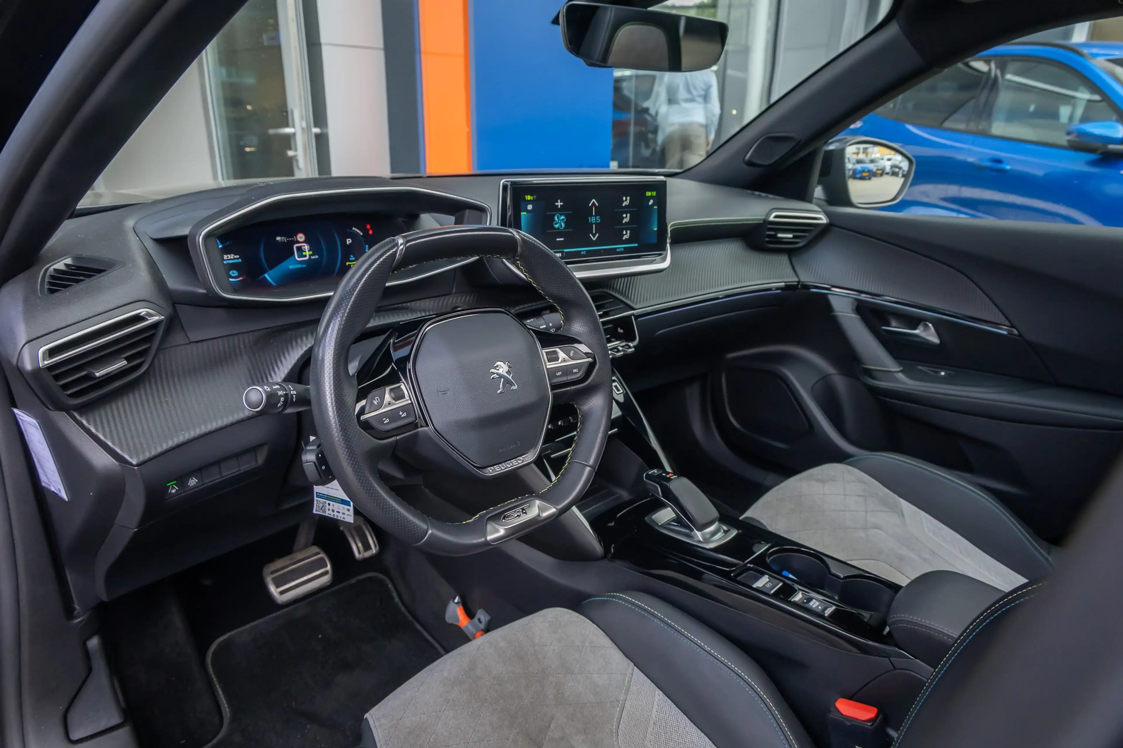 Peugeot e-2008 EV GT Pack 50 kWh | (Elektrisch) panorama-dak | Cr — photo 2