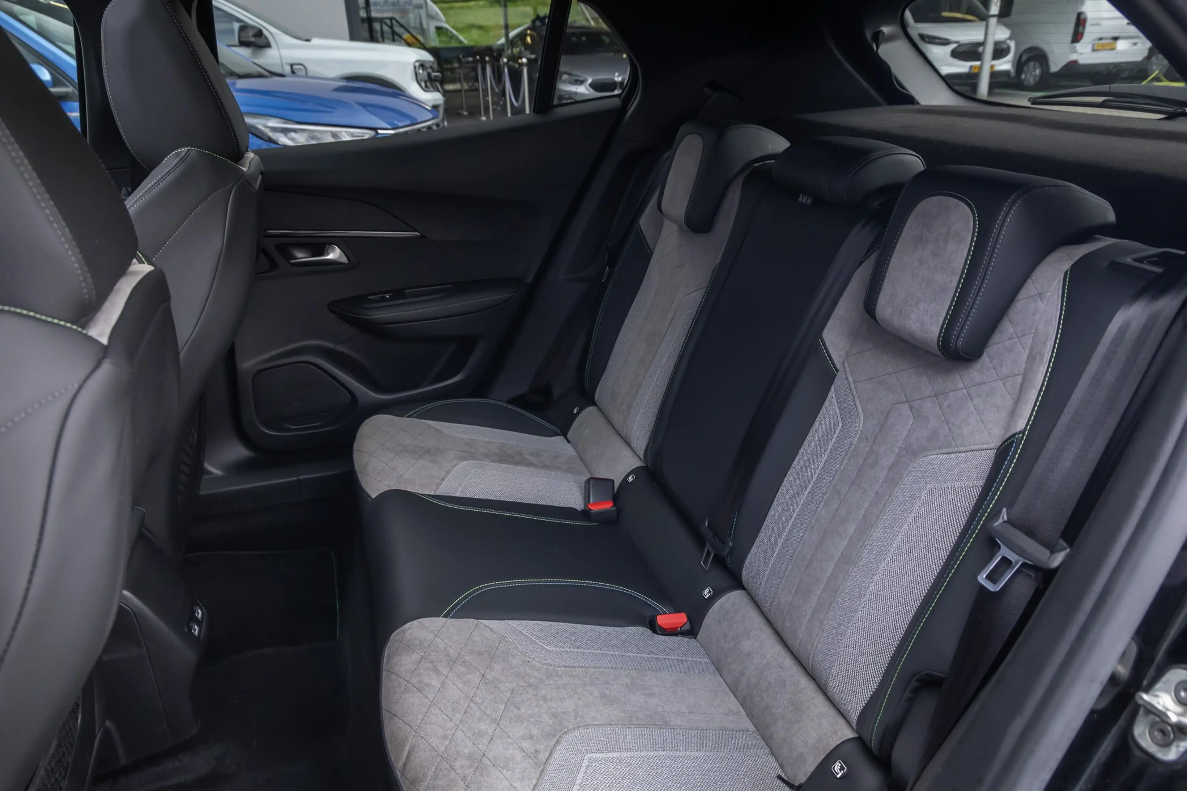Peugeot e-2008 EV GT Pack 50 kWh | (Elektrisch) panorama-dak | Cr — photo 18