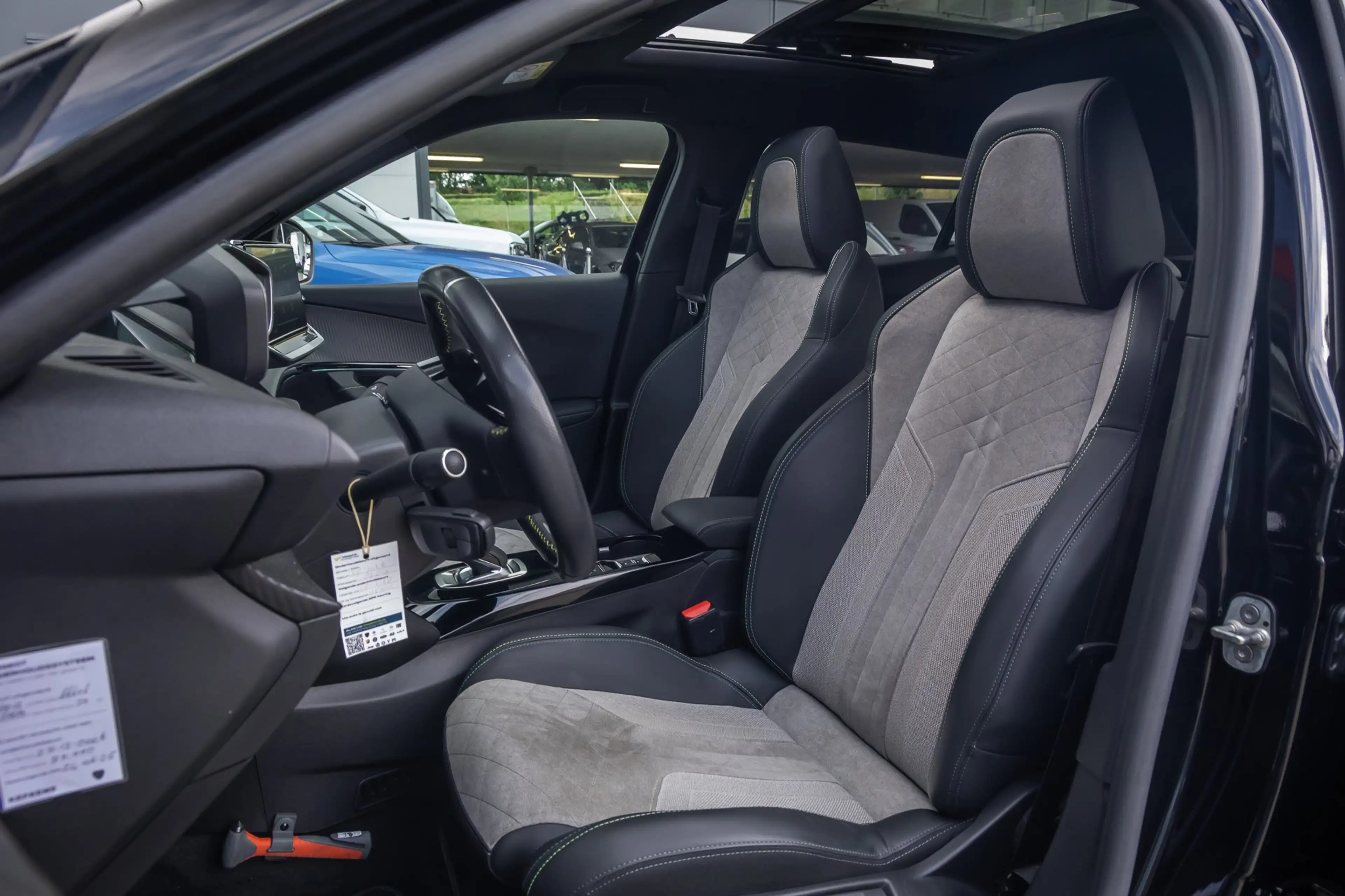 Peugeot e-2008 EV GT Pack 50 kWh | (Elektrisch) panorama-dak | Cr — photo 15
