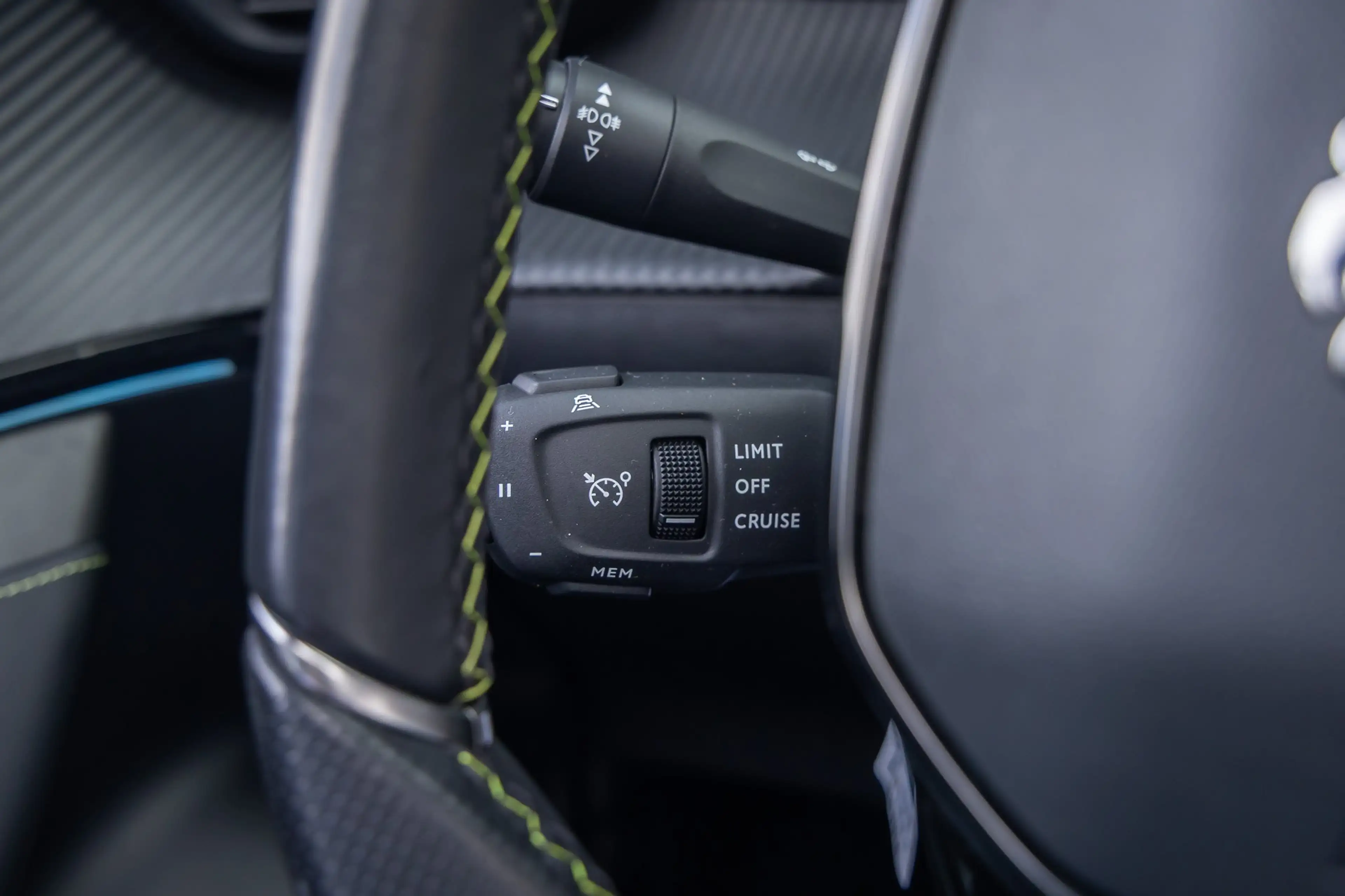 Peugeot e-2008 EV GT Pack 50 kWh | (Elektrisch) panorama-dak | Cr — photo 33