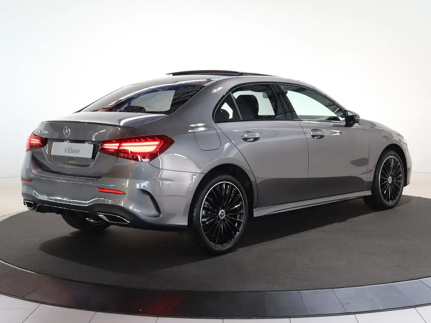 Mercedes-Benz A 250 e AMG Line | Nightpakket | Panoramadak | LED | Sfe Grijs - 2