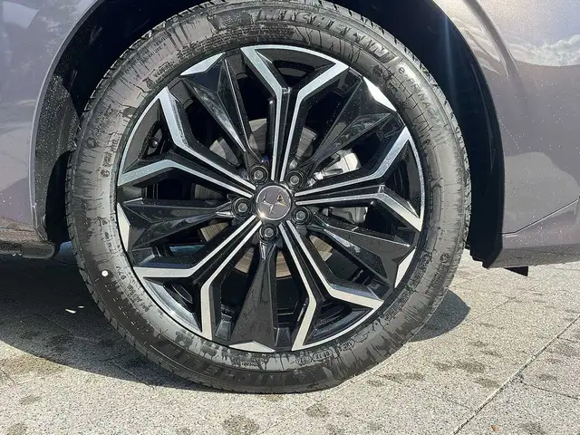 DS Automobiles DS 4 view 9
