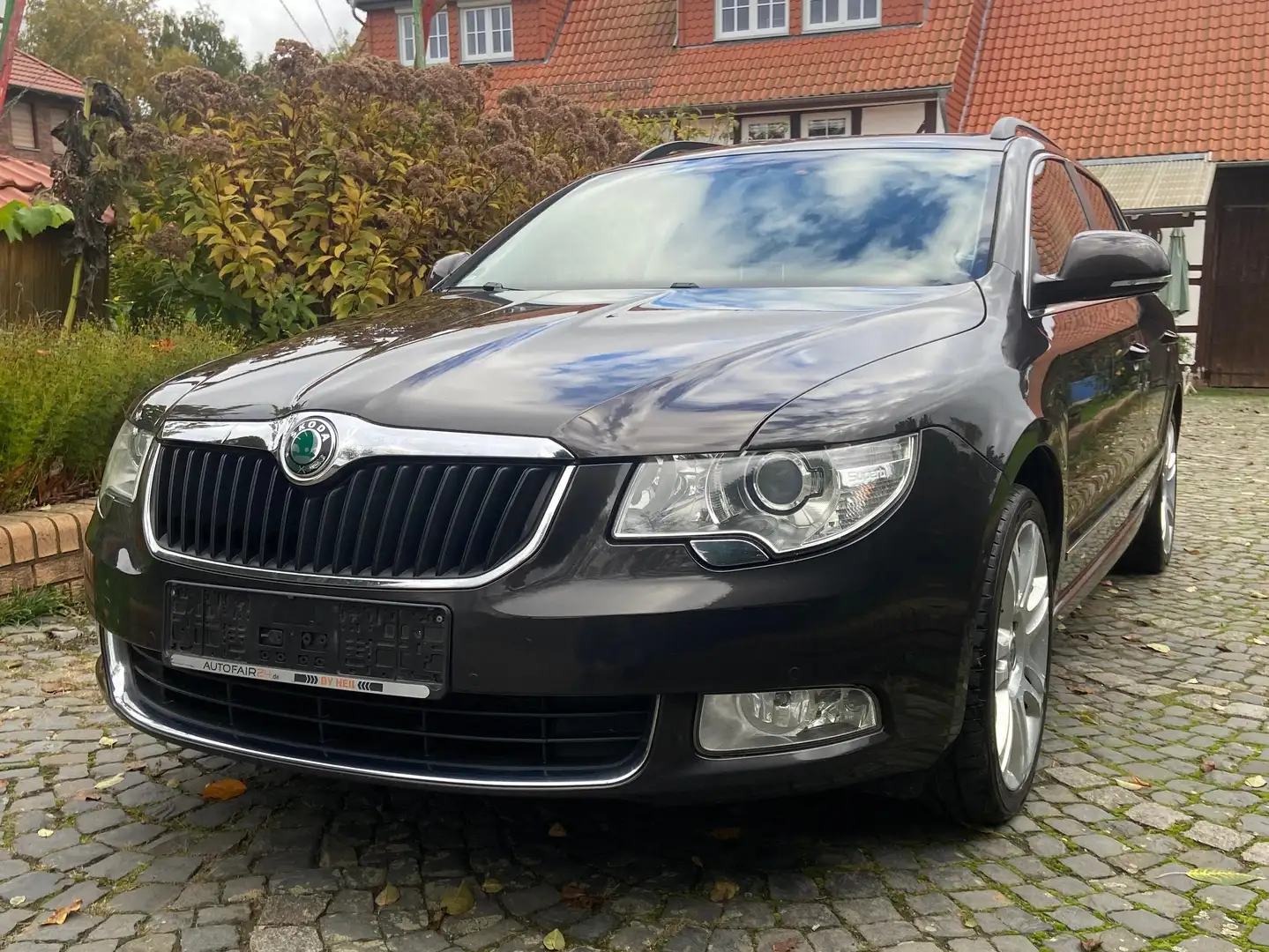 Skoda Superb Superb II Combi Diesel Combi 2.0 TDI DSG Elegance Braun - 1