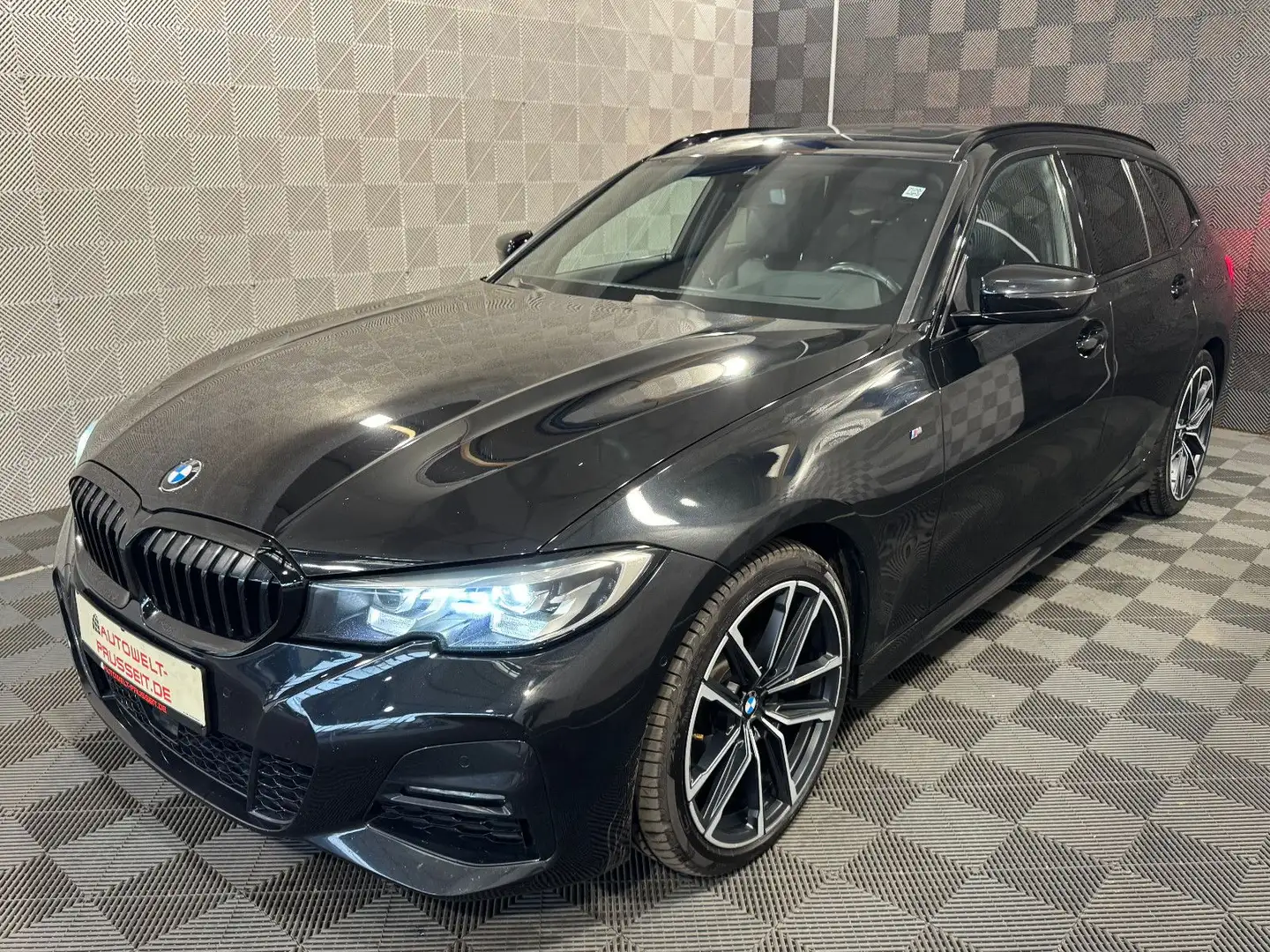 BMW 320 Touring xDr.*M-SPORT*HuD-PANO-ACC-R.KAM-MEMO Schwarz - 2