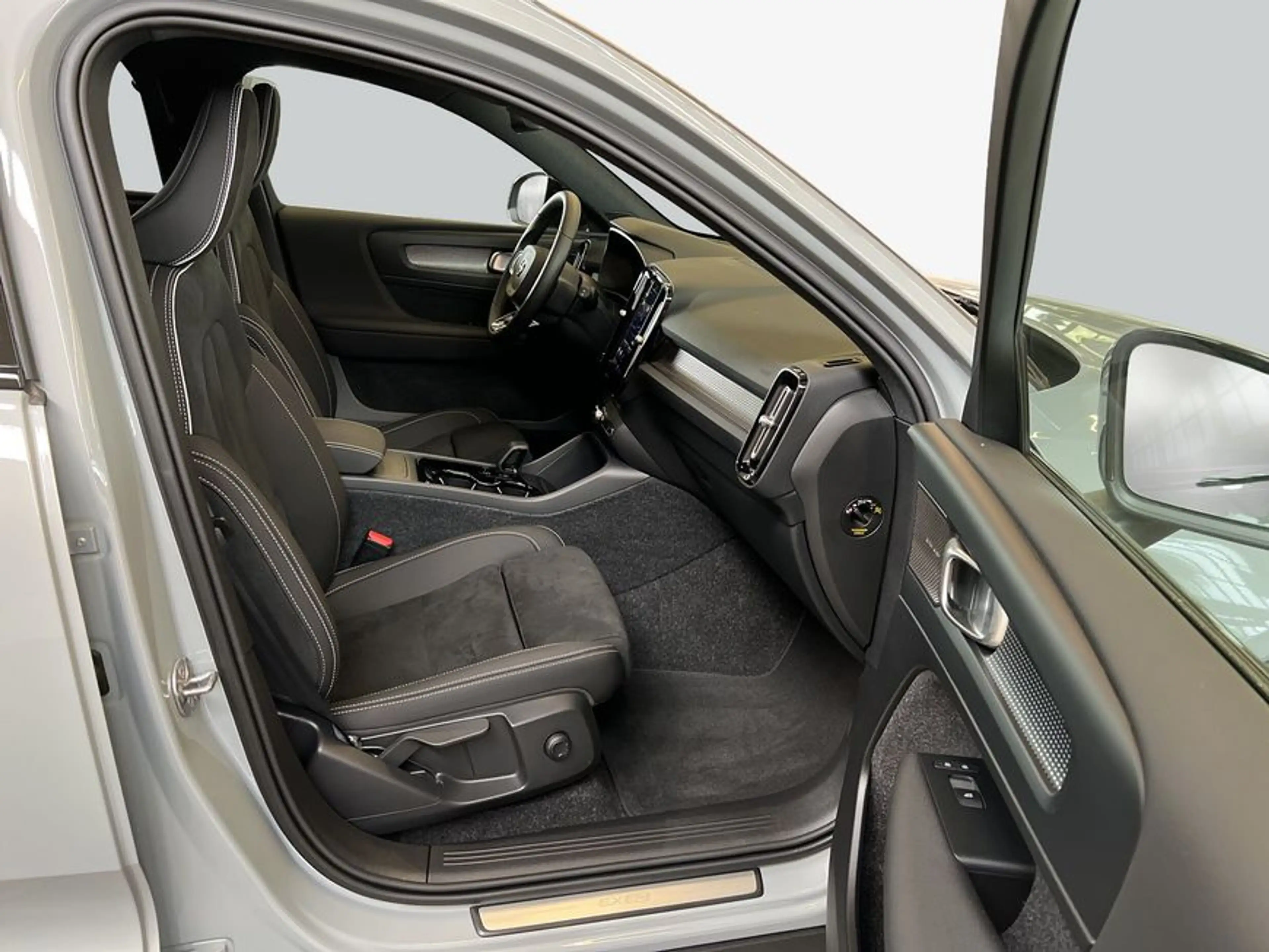 Volvo EX40 Single-M. Extended-Range Plus Black-Edition — photo 13