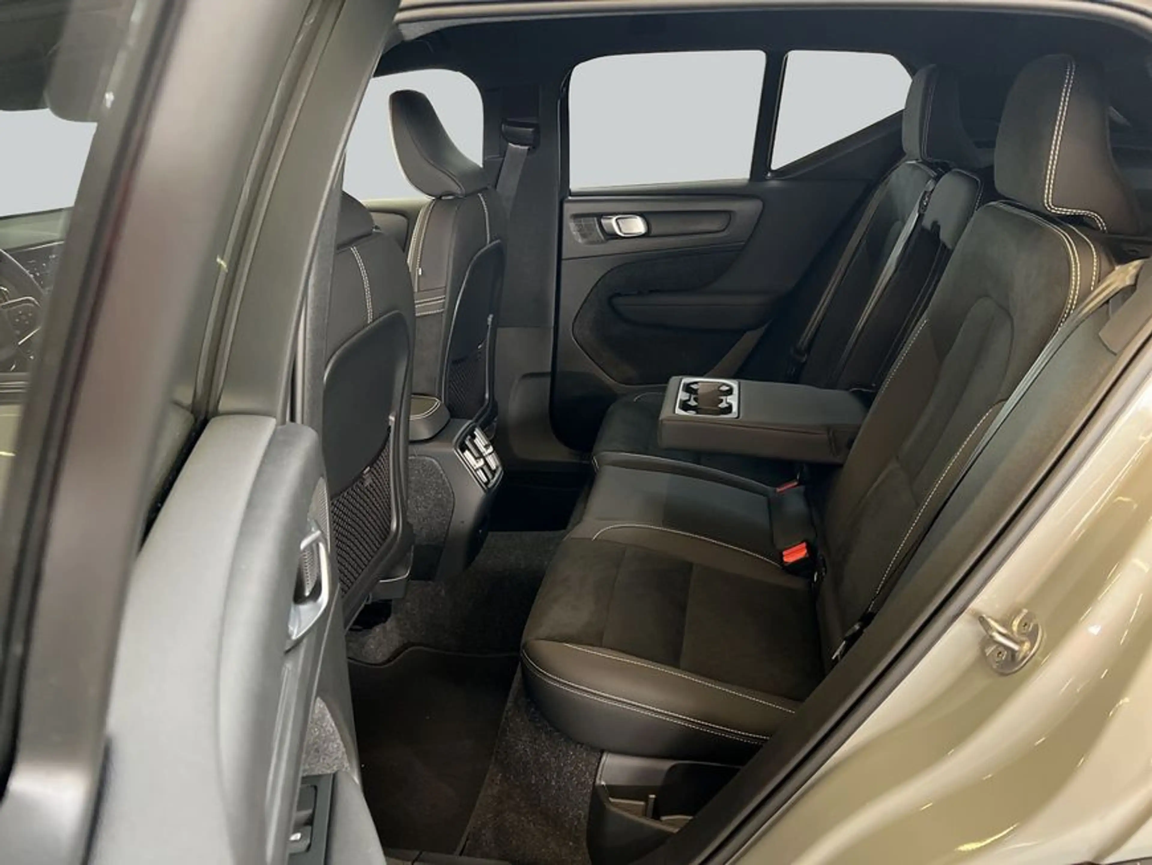 Volvo EX40 Single-M. Extended-Range Plus Black-Edition — photo 12