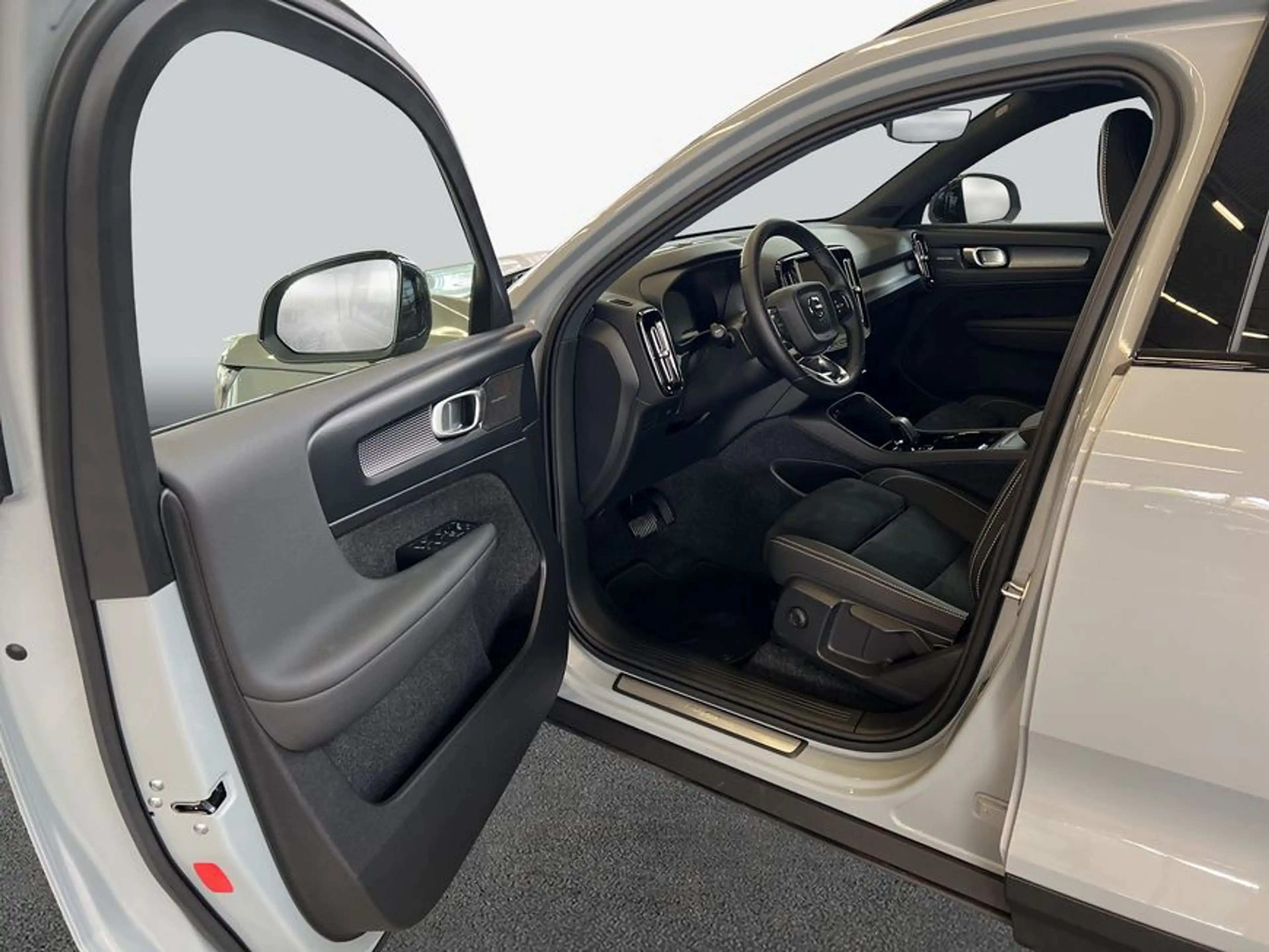 Volvo EX40 Single-M. Extended-Range Plus Black-Edition — photo 10
