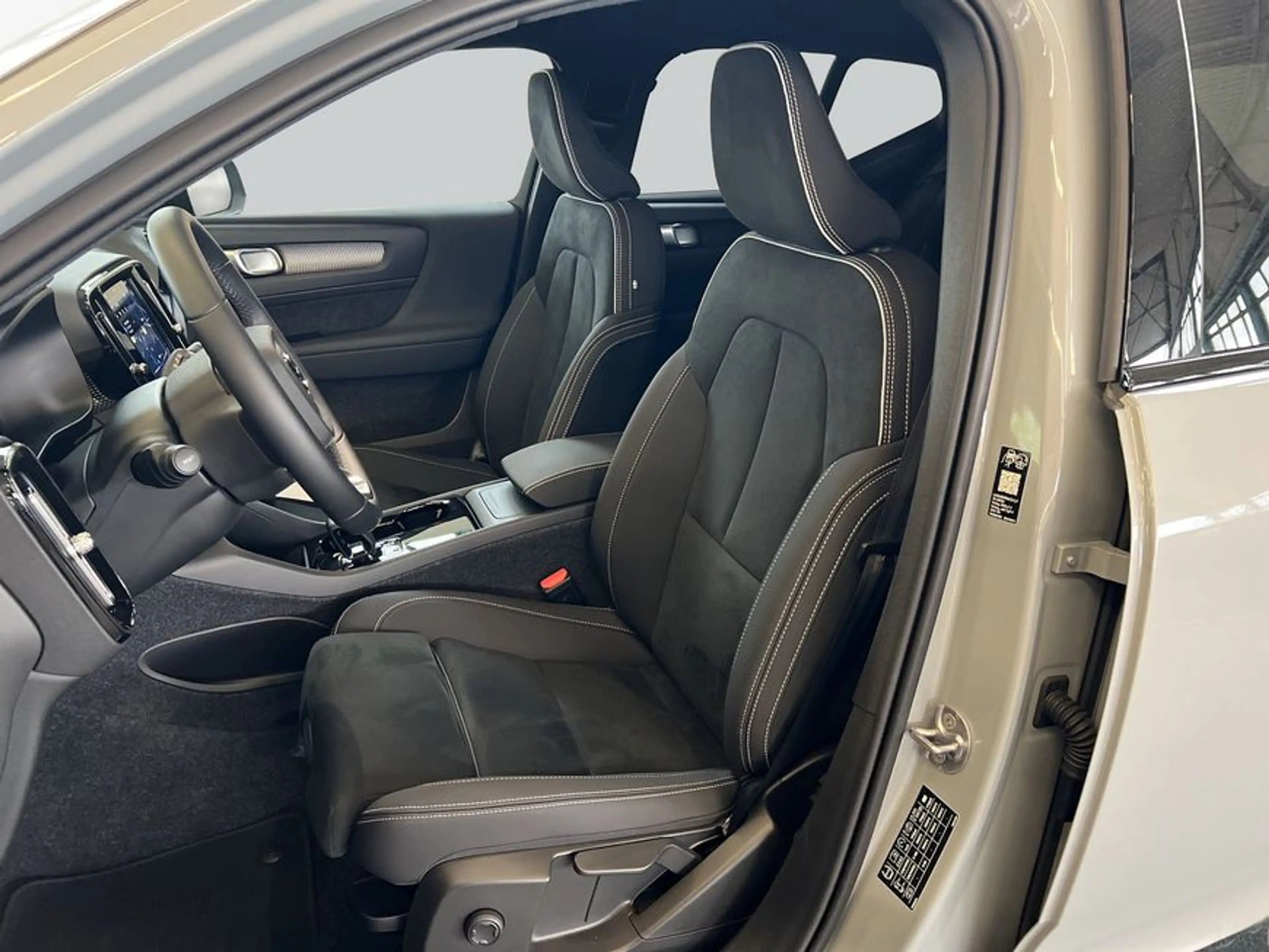 Volvo EX40 Single-M. Extended-Range Plus Black-Edition — photo 11
