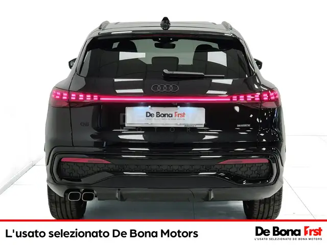 Audi Q5 view 4