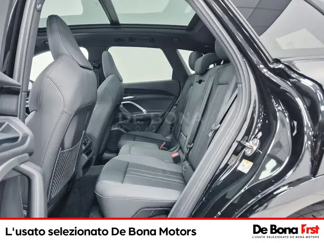 Audi Q5 view 8