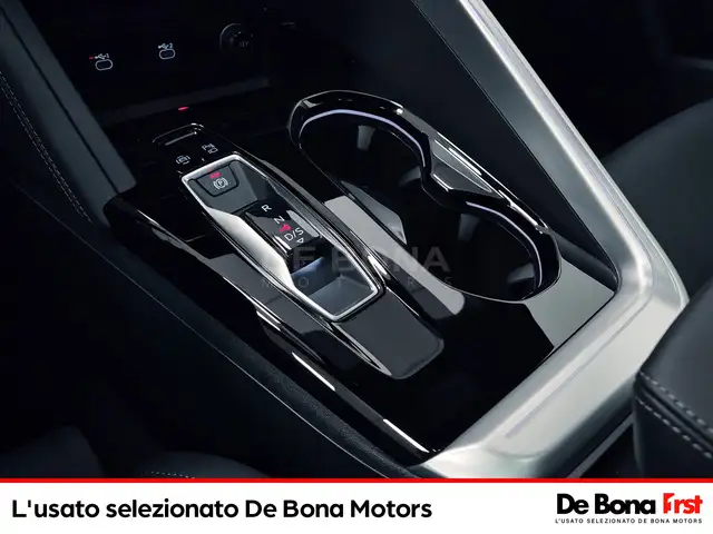 Audi Q5 view 12