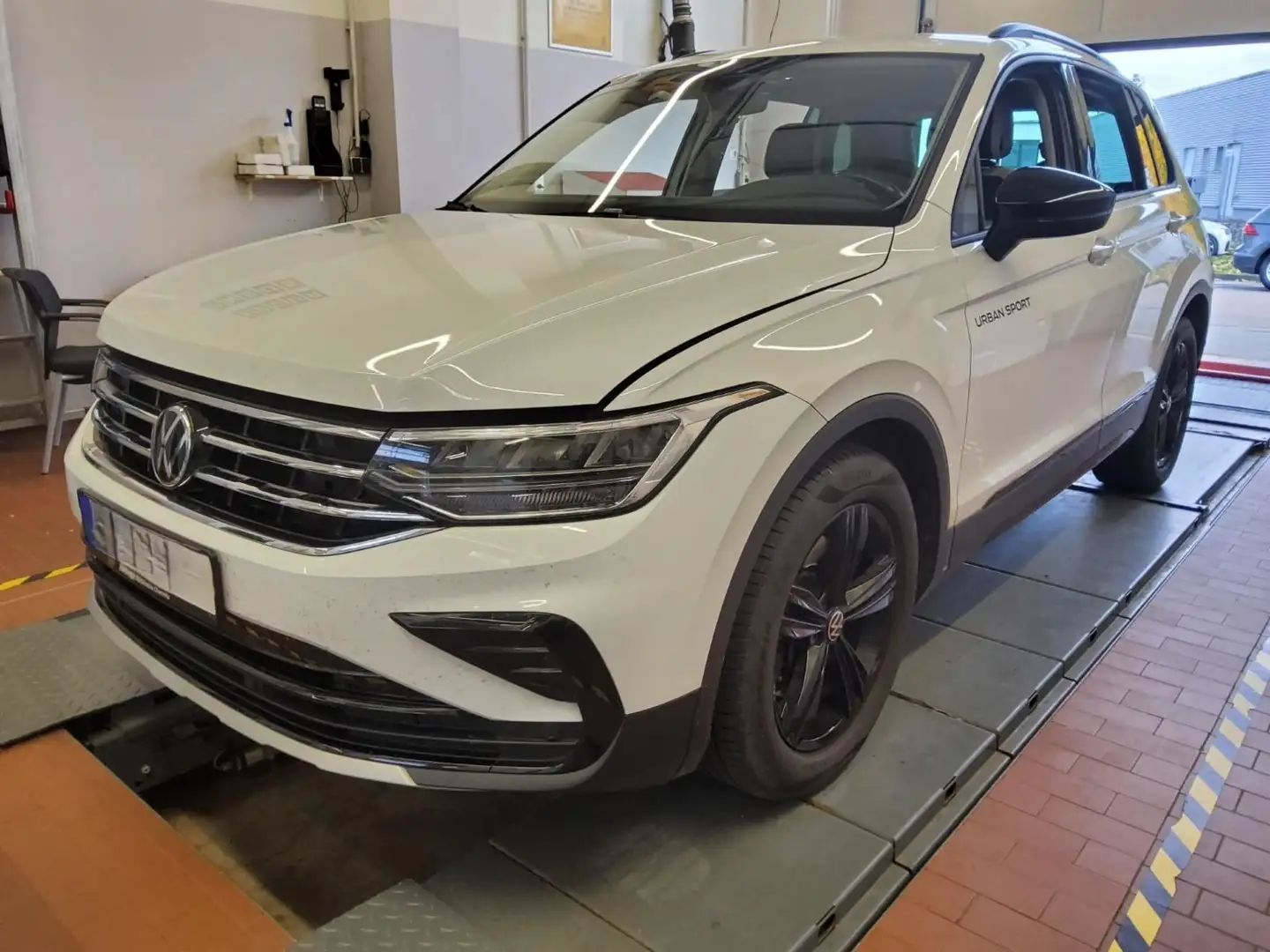 Volkswagen Tiguan 2.0 TSI Urban Sport 4Motion*AHK*LED*Navi* Weiß - 2