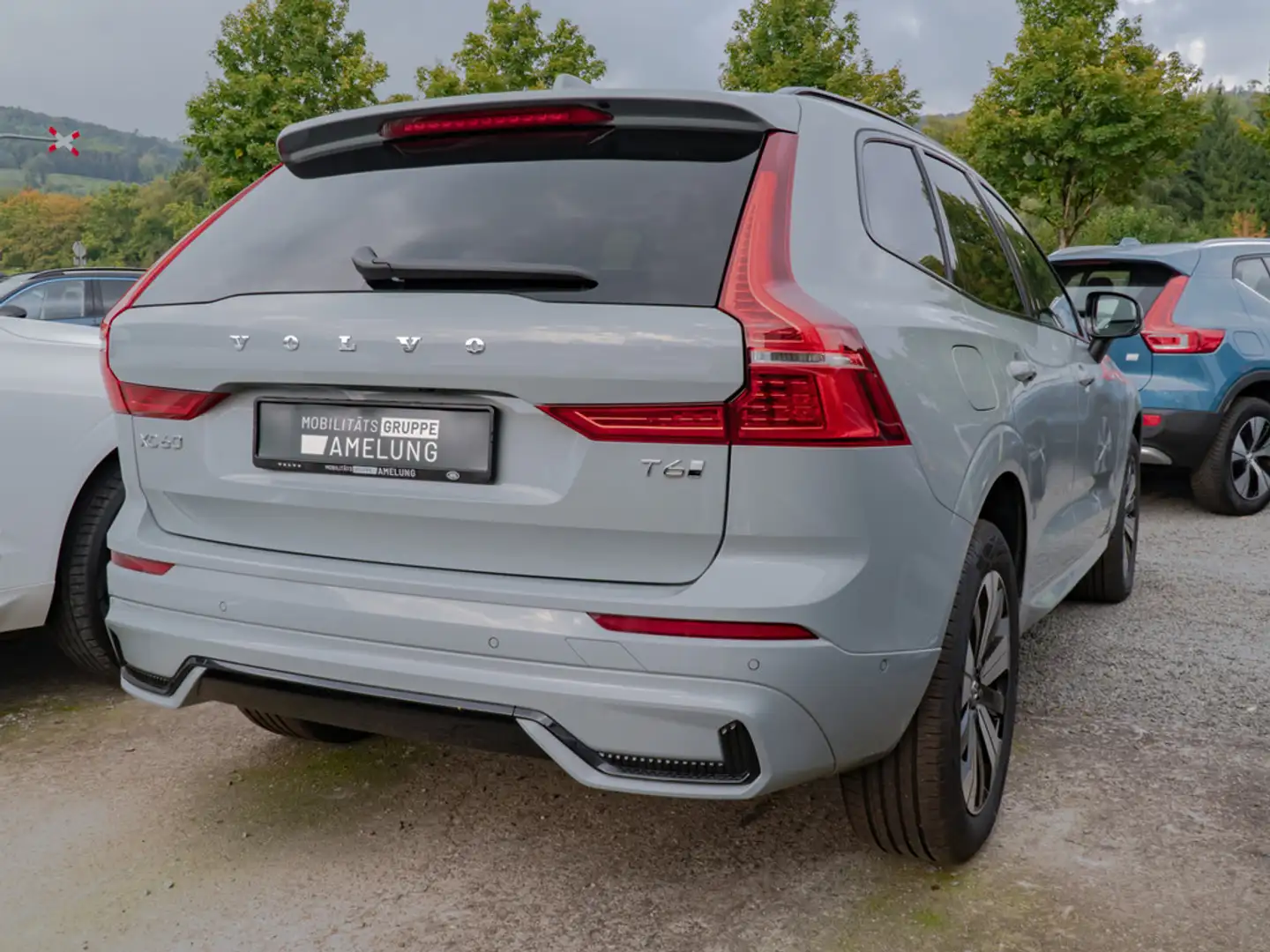 Volvo XC60 T6 AWD Plus Dark STANDHZ PANO 360° AHK Grau - 2