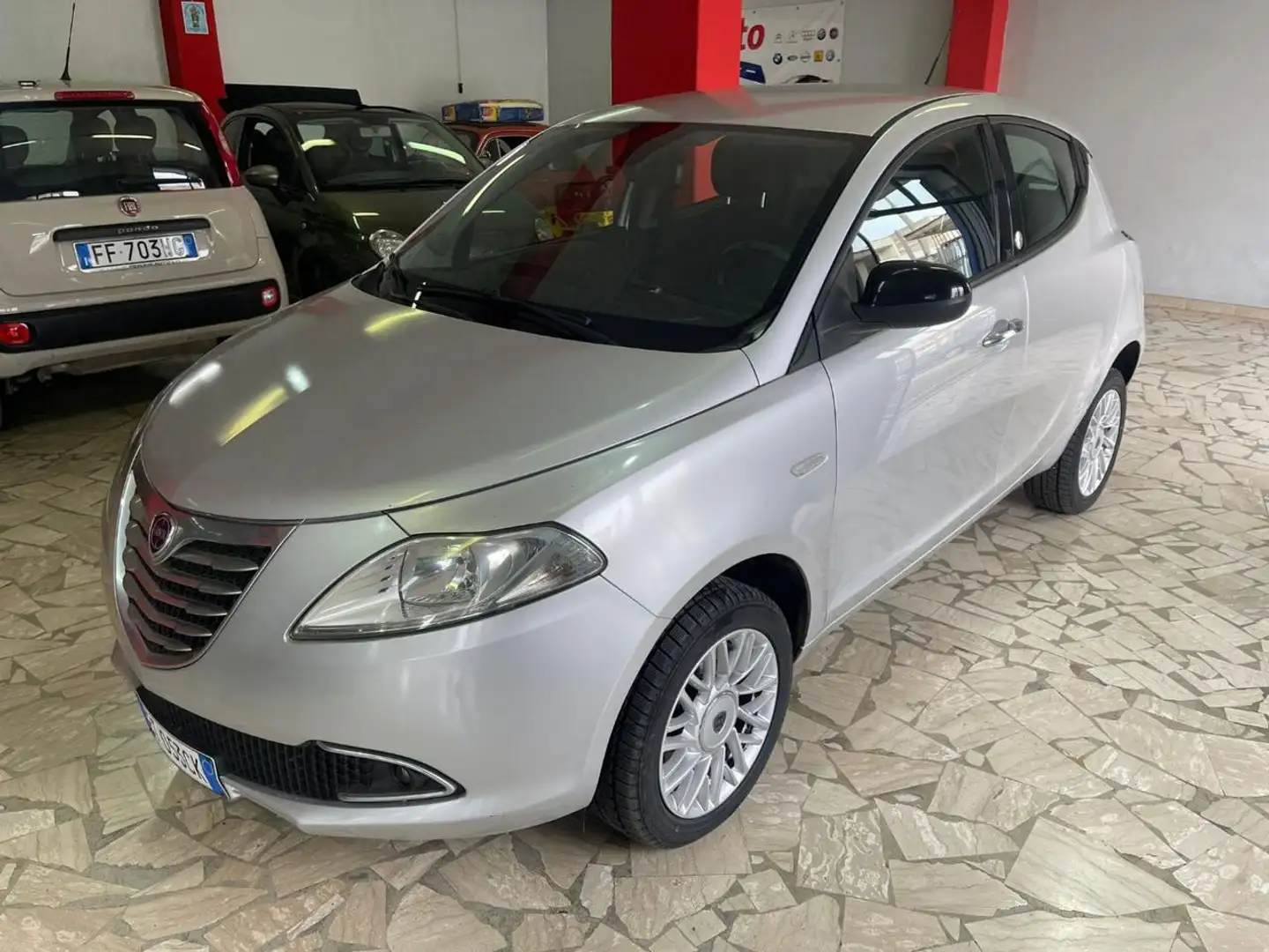 Lancia Ypsilon 0.9 TwinAir 85 CV 5 porte Metano Ecochic Silver Grigio - 2