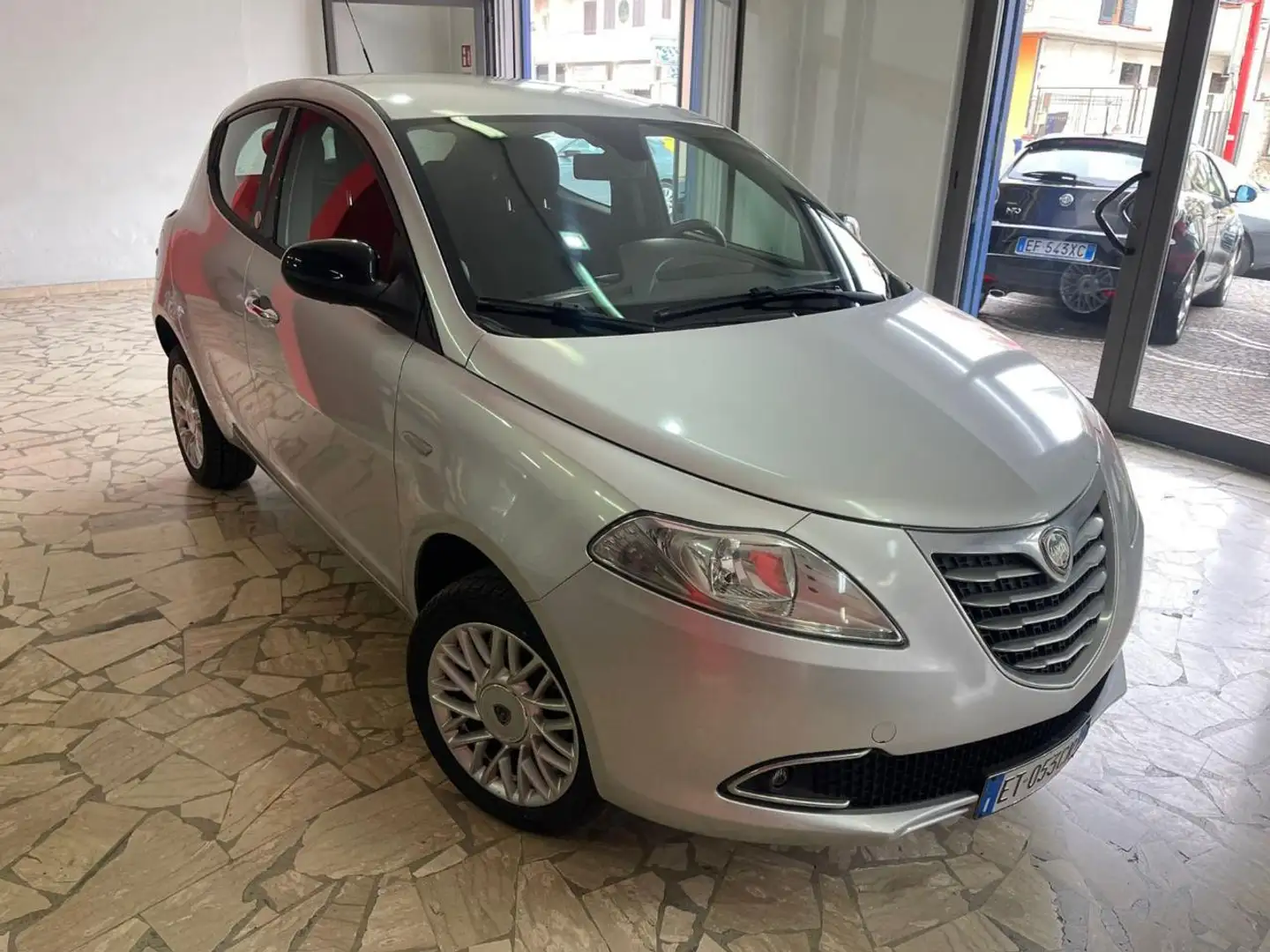 Lancia Ypsilon 0.9 TwinAir 85 CV 5 porte Metano Ecochic Silver Grigio - 1
