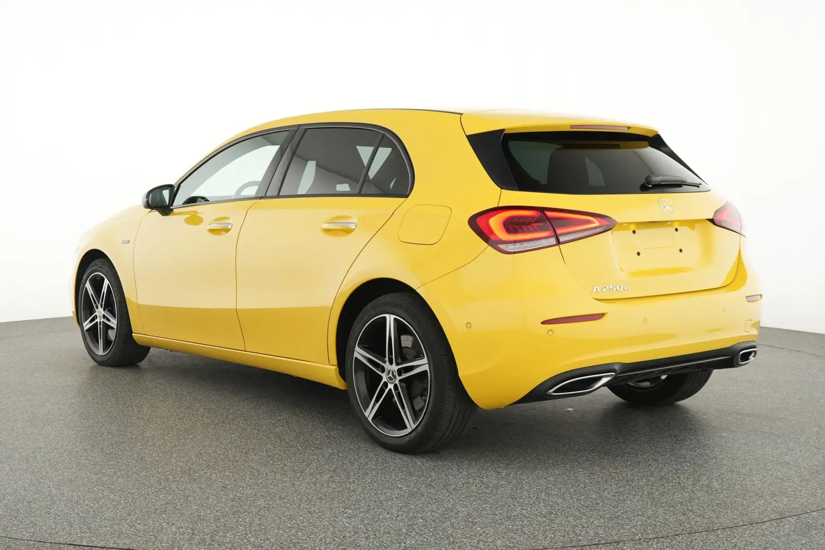 Mercedes-Benz A 250 e NIght Plug-In Hybride Nightpakket | Trekhaak | A Jaune - 2
