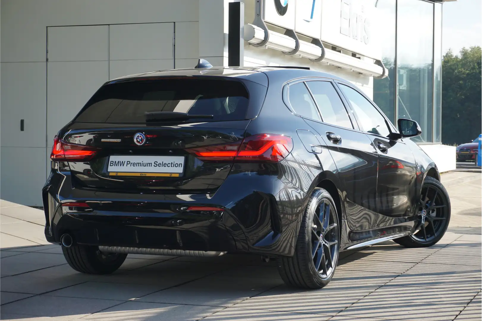 BMW 1 Serie 5-deurs 118i Aut. Executive / M Sportpakke Zwart - 2