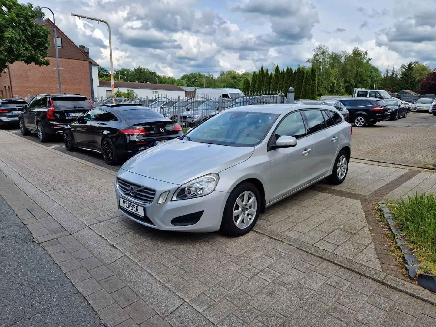 Volvo V60 Kombi Kinetic*1.HAND*KLIMA*TEMP* Silber - 1