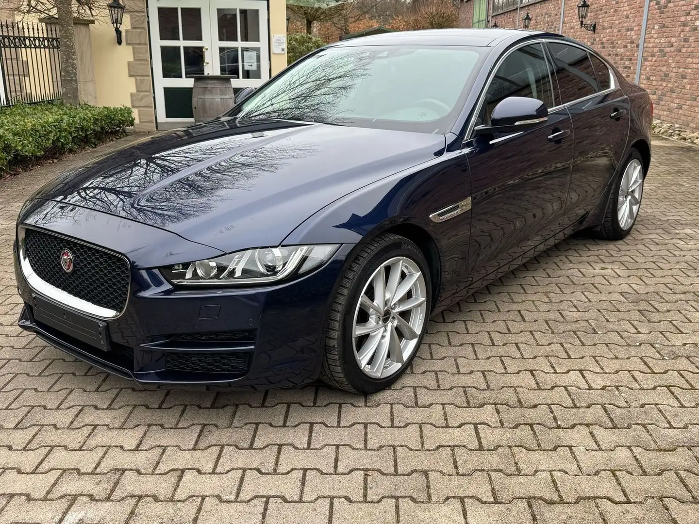 Jaguar XE Portfolio Panoramaglasdach AHK Bleu - 2