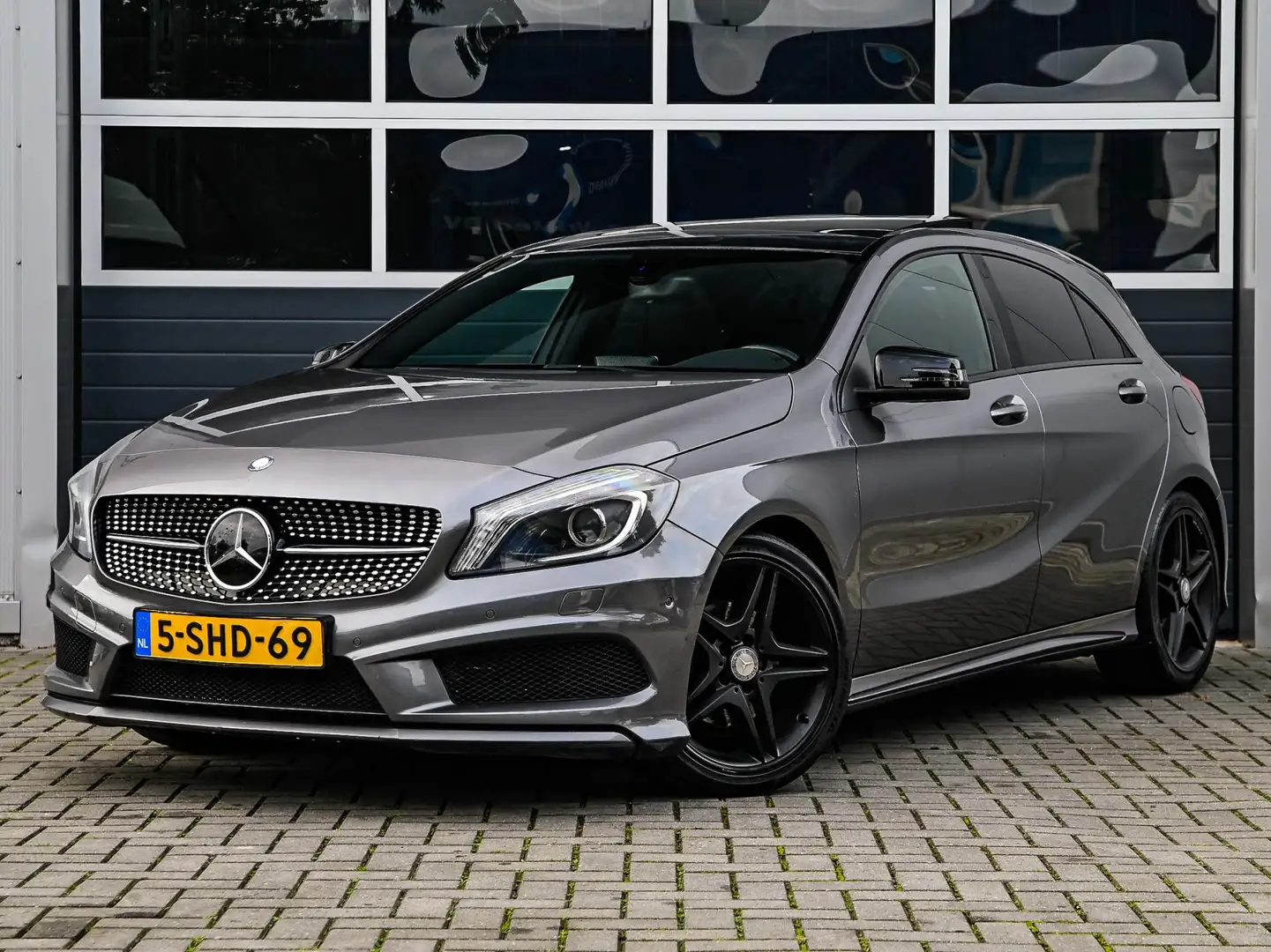 Mercedes-Benz A 180 Prestige AMG | Panoramadak | Leder | Xenon | Navi Grijs - 1