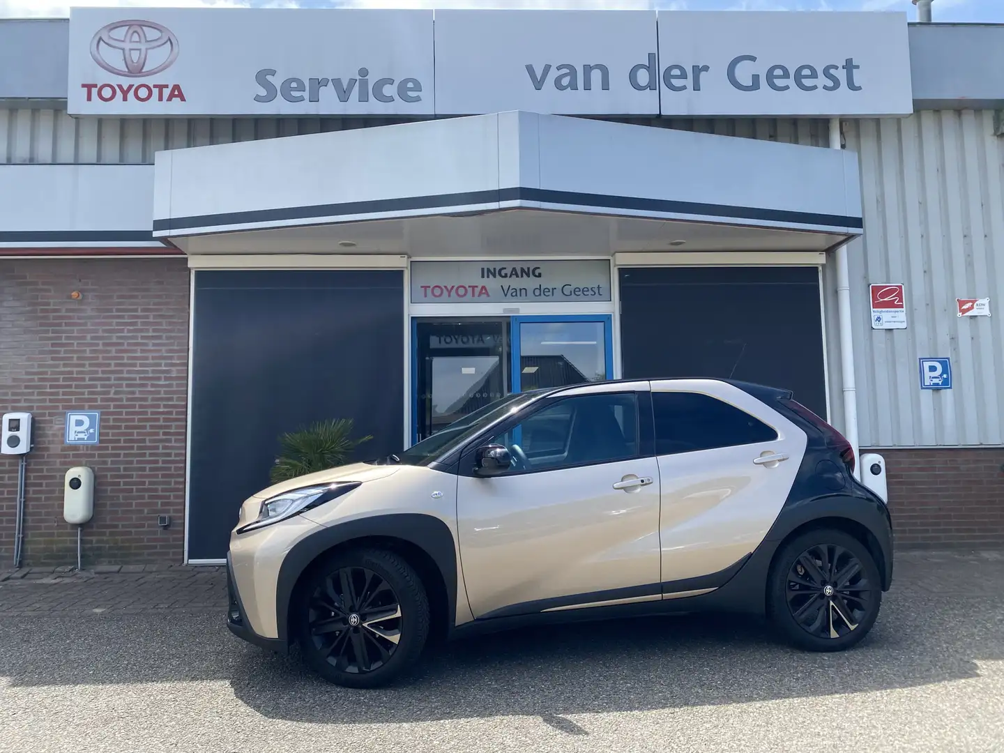 Toyota Aygo X 1.0 VVT-i S-CVT Premium Bruin - 1