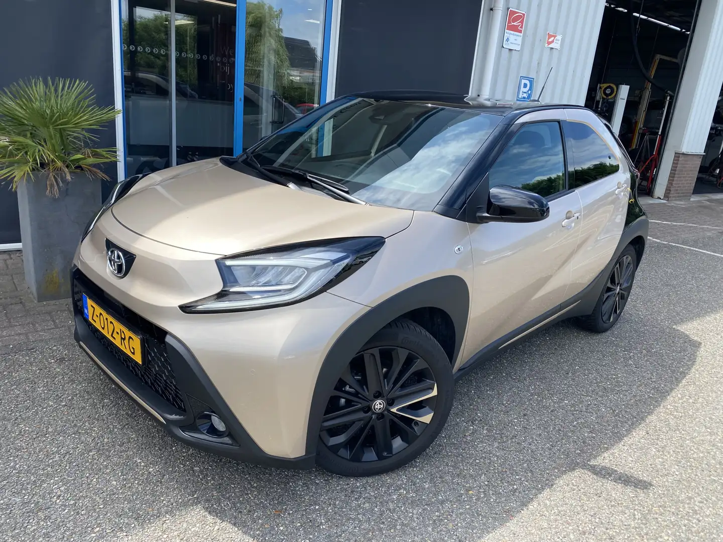 Toyota Aygo X 1.0 VVT-i S-CVT Premium Bruin - 2