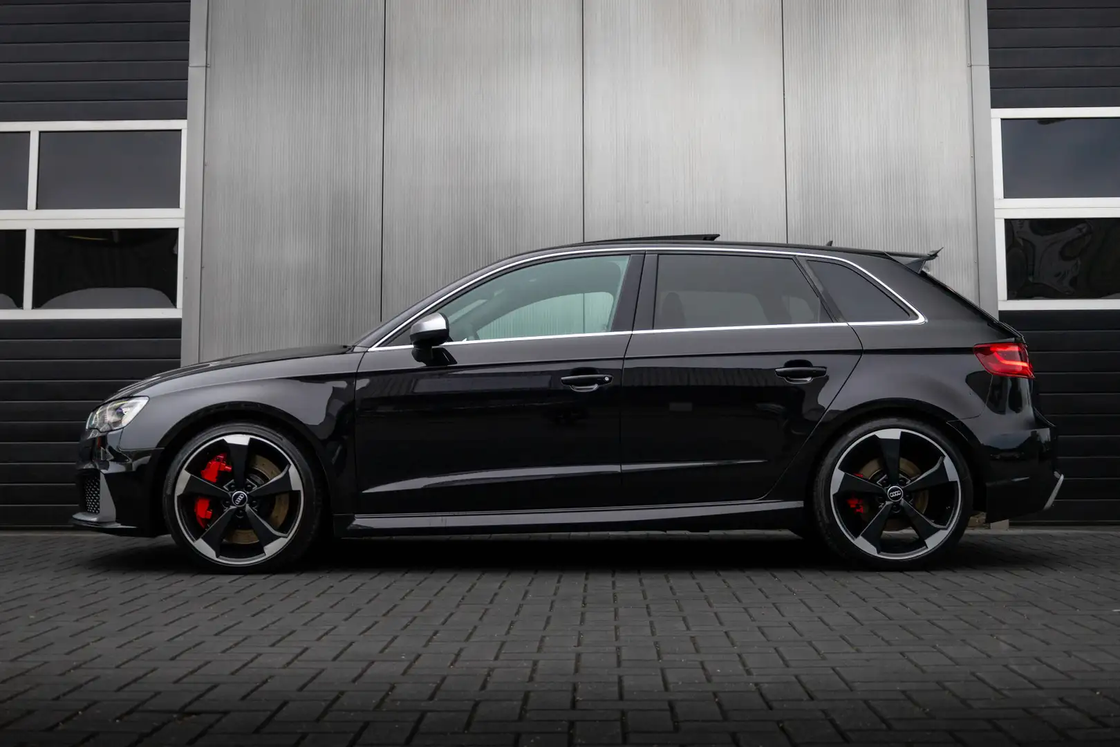 Audi RS3 Sportback 2.5 TFSI 368 pk Quattro S-Line / NL-Auto Zwart - 2
