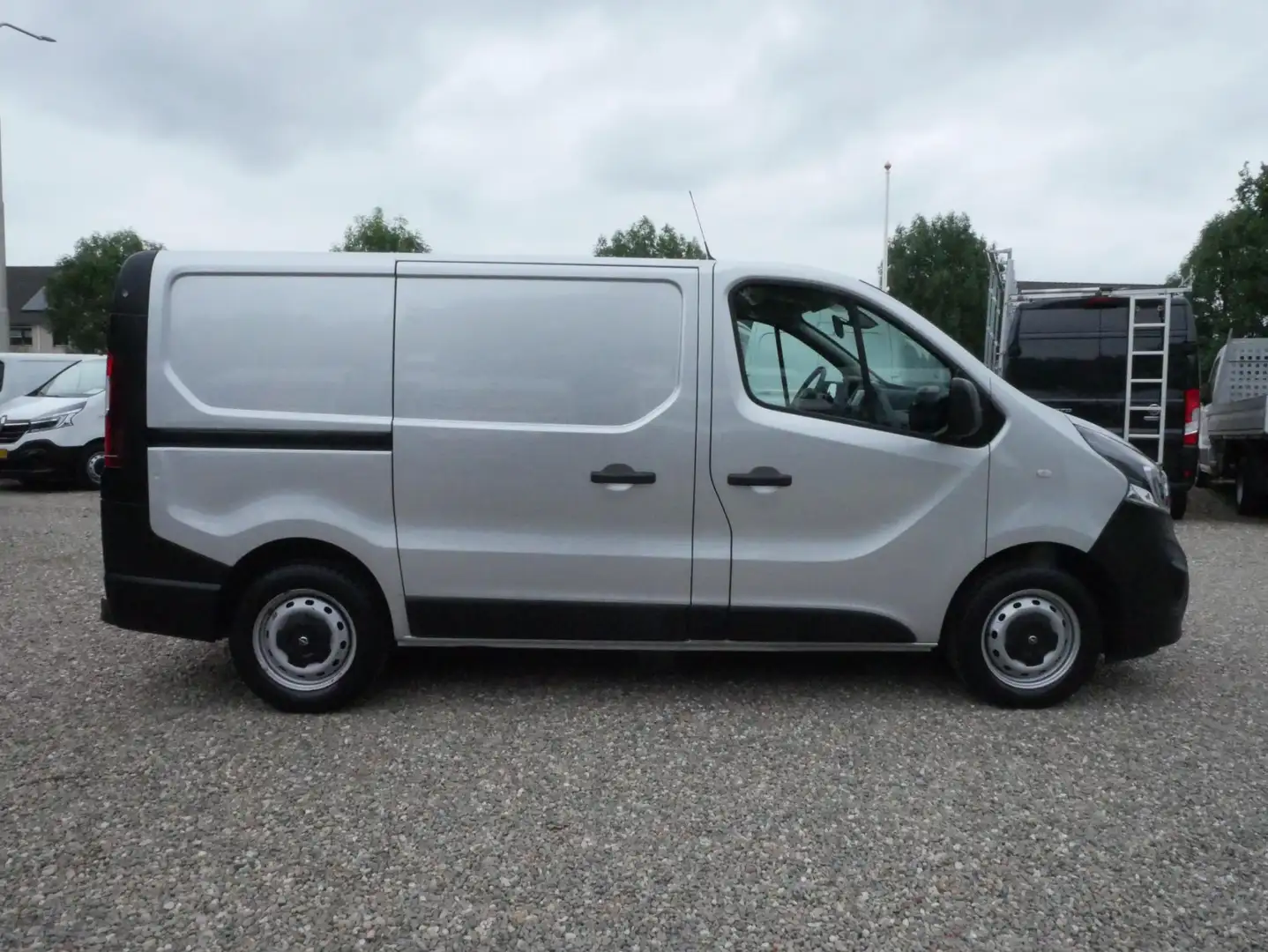 Opel Vivaro 1.6 CDTI 125PK, L1H1, Airco, Achterklep Grijs - 2