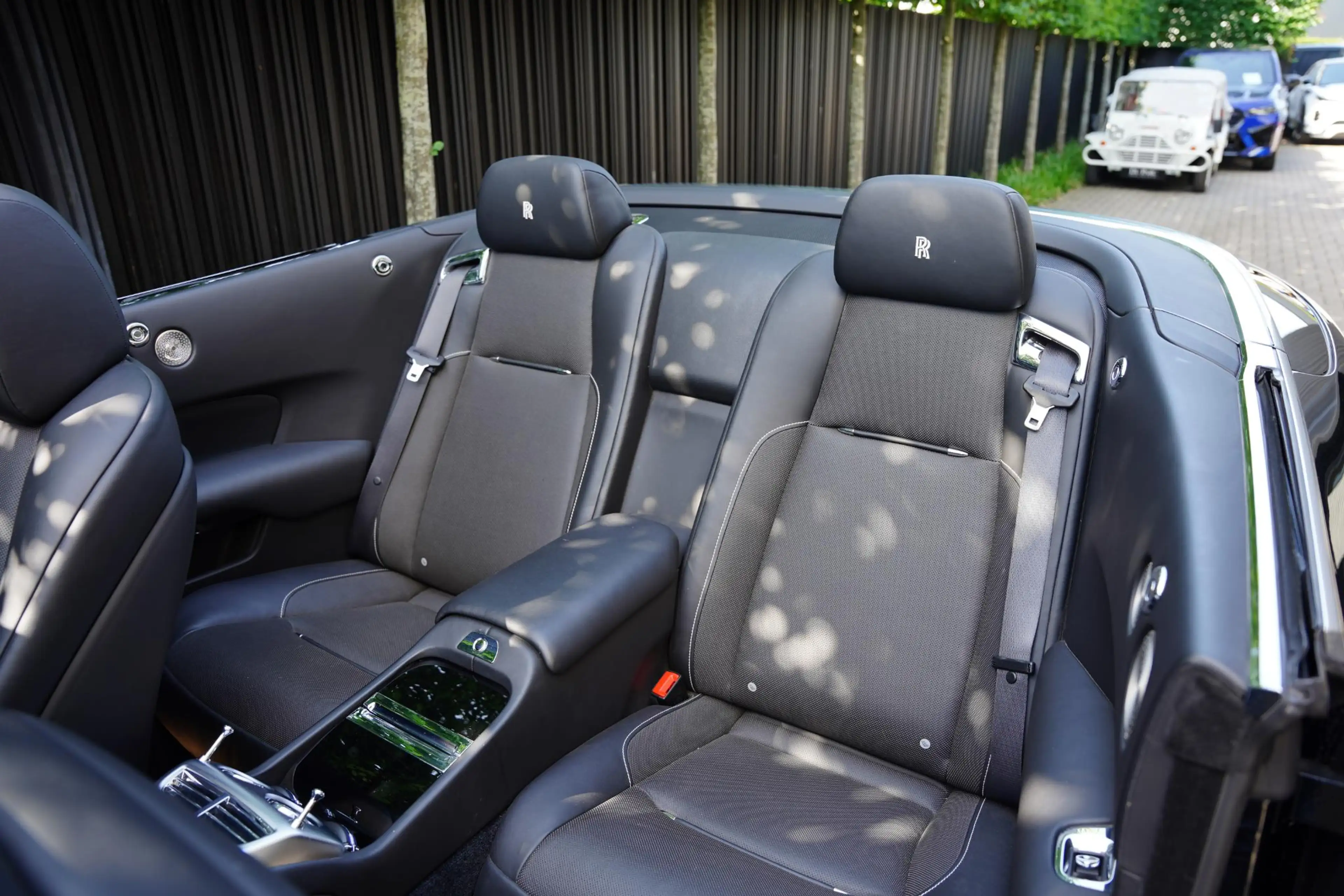 Rolls-Royce Dawn 6.6 V12 New Service — photo 10